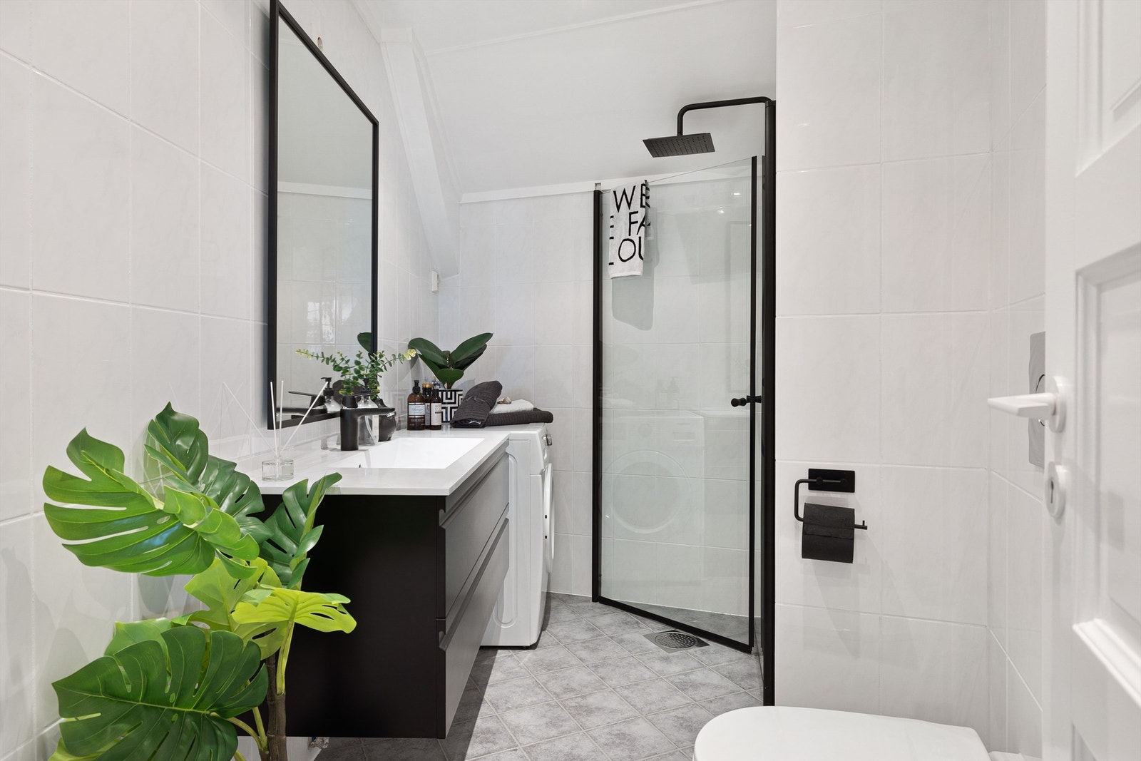 Pent og tidløst baderom fra 2005 modernisert i 2021 med bl.a. ny innredning, speil, dusjdører og dusjarmatur. Dusjhjørne med innfellbare glassdører og togreps armatur med regn og hånddusj. Opplegg for vaskemaskin Galleribilde