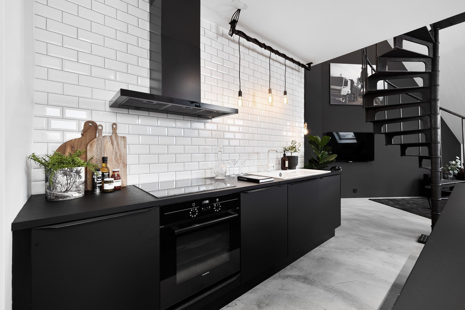 Benkeplate av laminat. Nedsenket oppvaskkum av porselen med ett-greps armatur Galleribilde