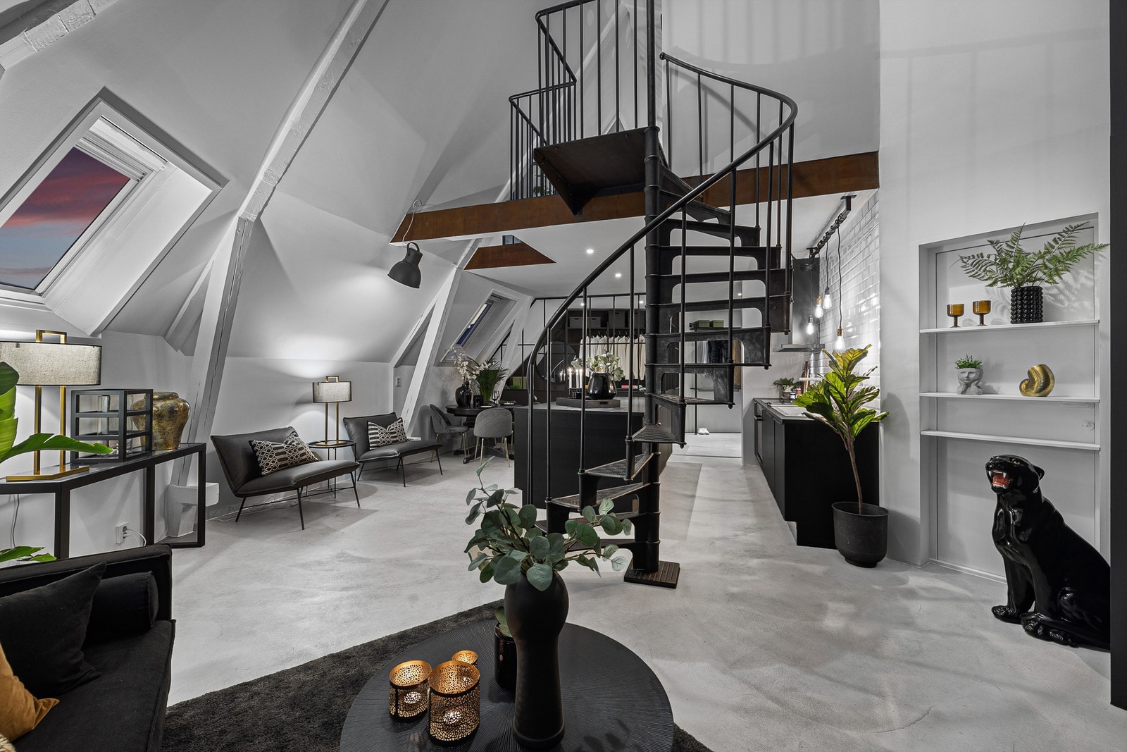 Spiraltrappen er en fransk kopi av original industriell trapp fra sent 1800 -tallet, importert fra Stockholm Galleribilde