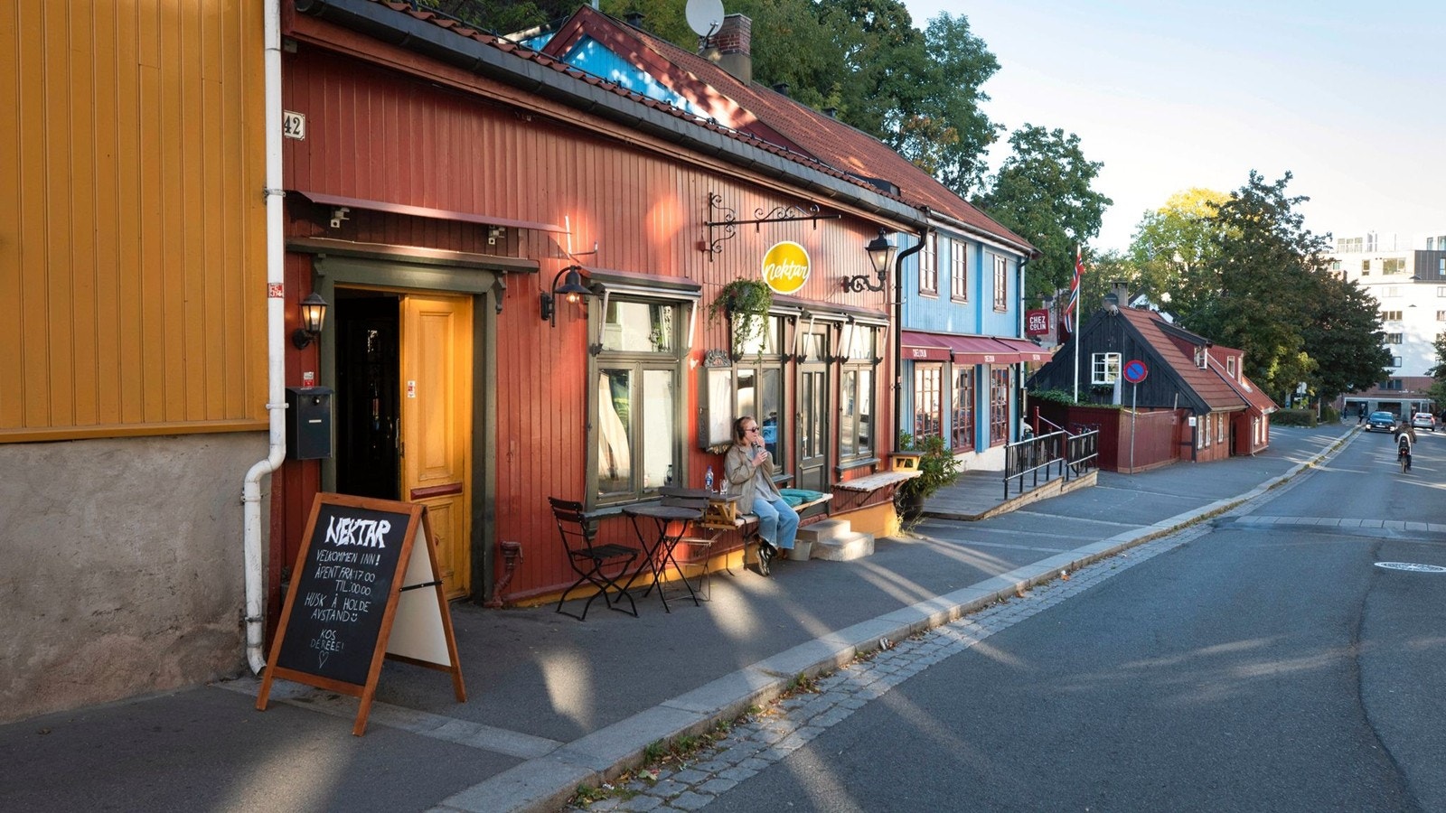 Nektar Vinbar - Dette røde trehuset fra 1814 er bygd for fine ting. Fine folk, god vin, kortreist og mat inspirert av franske, Italienske, Spanske vinbarer med Engelsk kjøkkensjef. Galleribilde