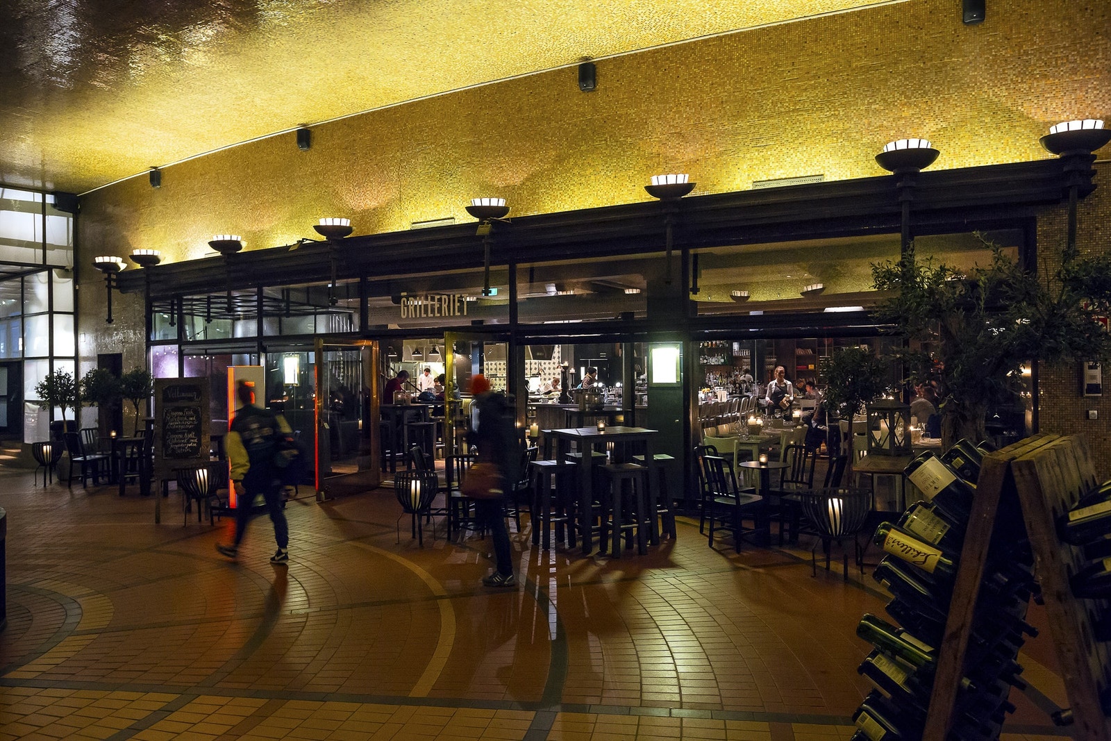 Når du kommer inn i Folketeaterpassasjen vil du bli møtt av en fortryllende duft av ulmende trekull. Dette er Grilleriet Galleribilde