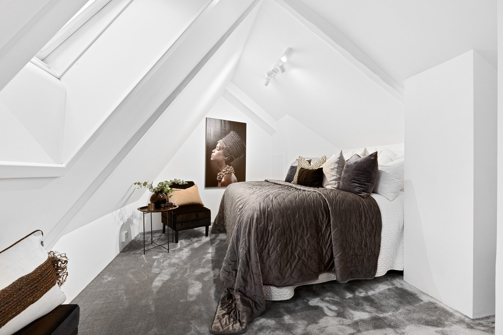 Romslig rom som i dag brukes som soverom. Rommet i boligens 2. etasje som i dag brukes som soverom er opprinnelig byggemeldt som hems, jf. byggetegninger Galleribilde