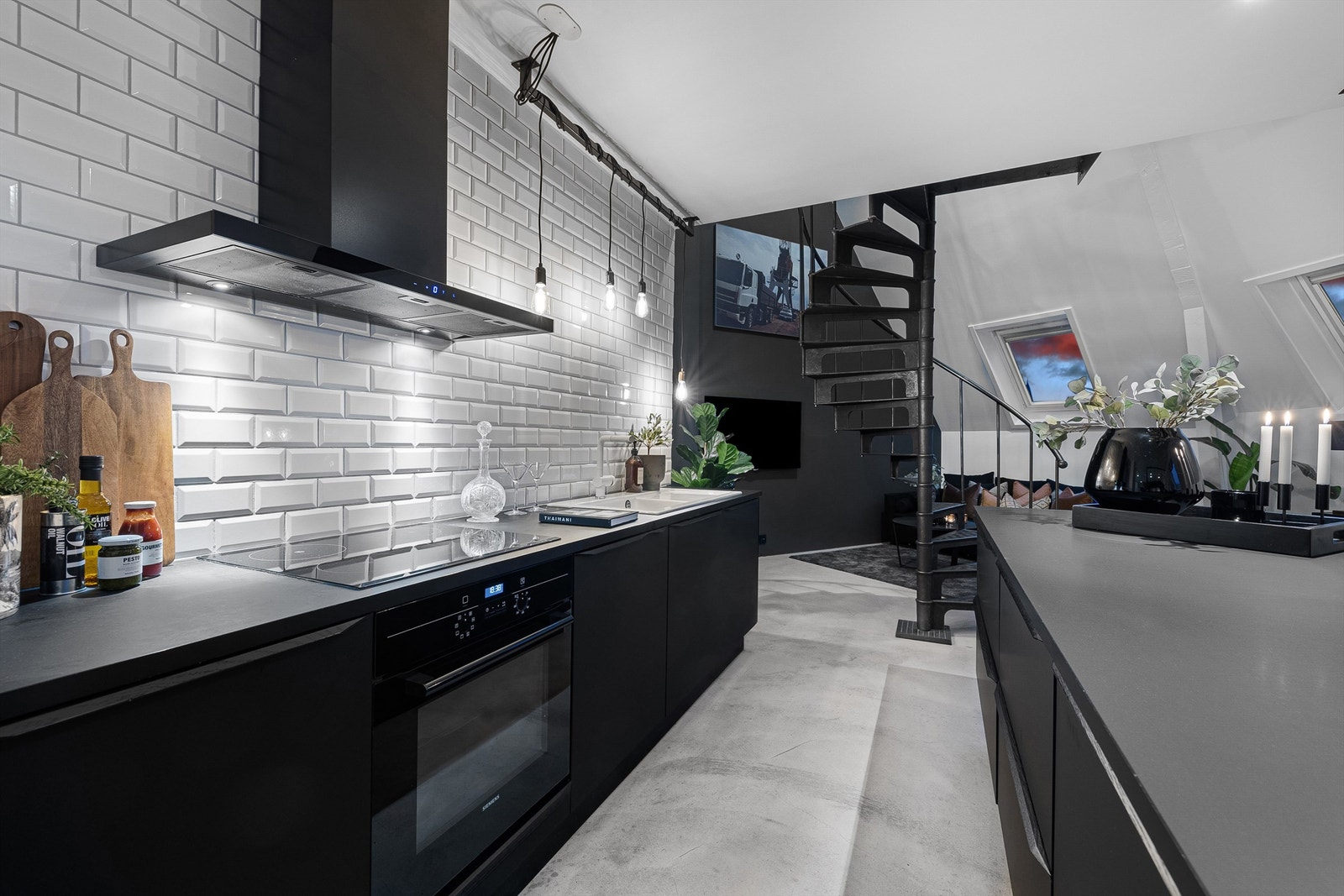 Integrert induksjonstopp fra Siemens. Vegghengt ventilator med belysning på vegg over platetopp. Integrert stekeovn fra Siemens. Integrert oppvaskmaskin fra Siemens. Integrert kjøleskuff fra Scholtès Galleribilde