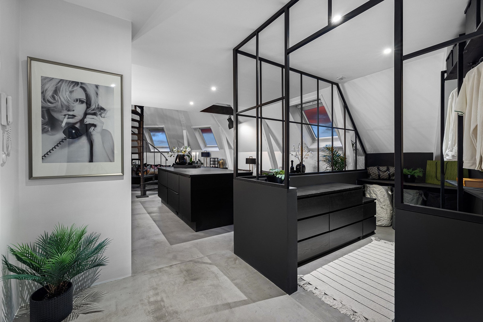 Opprinnelig var det ett soverom her. Veggen mellom kjøkken og opprinnelig soverom er fjernet og det er laget garderoberom Galleribilde