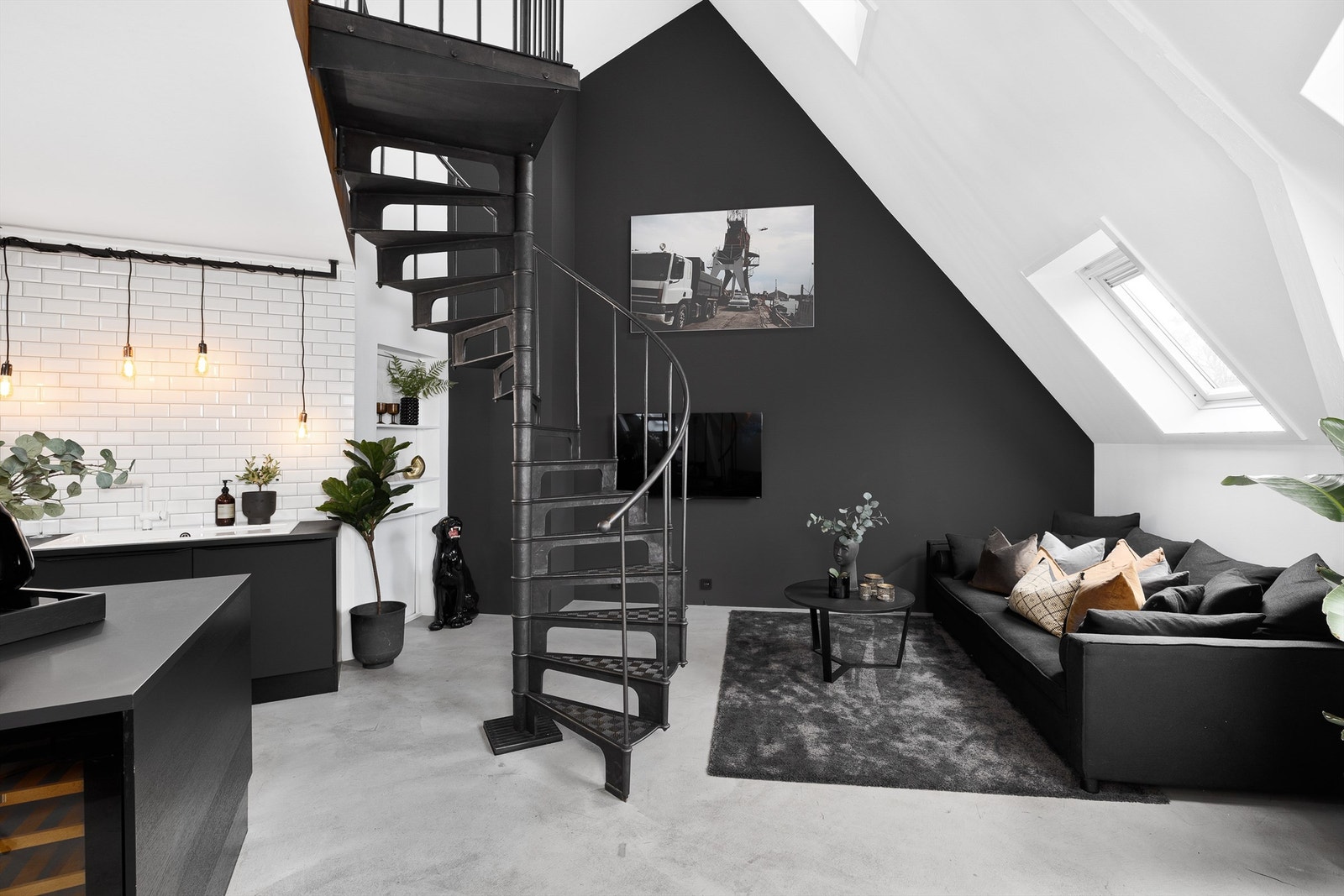 En rålekker og påkostet loftsleilighet over to plan med privat takterrasse Galleribilde