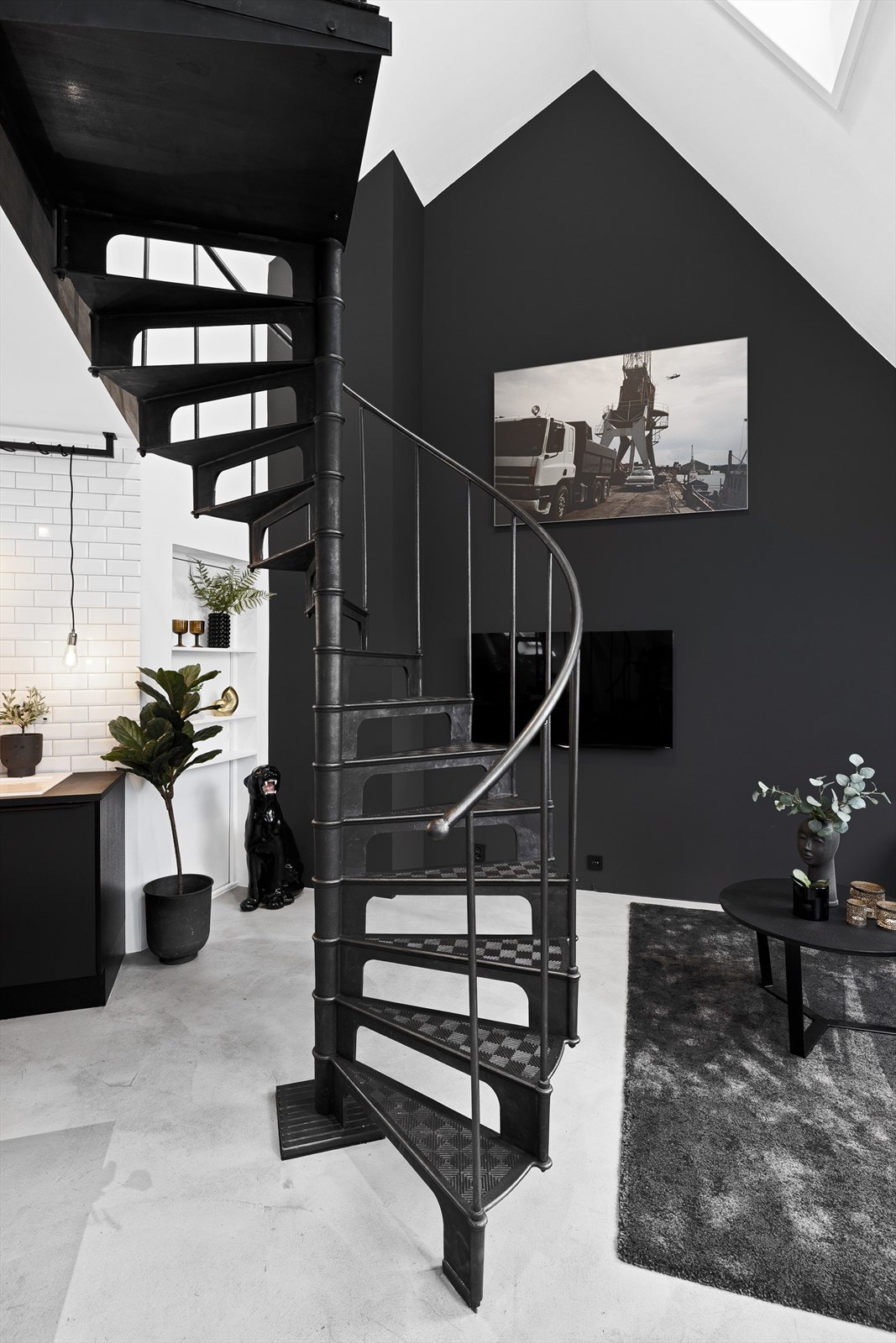 Spiraltrapp i smijern opp til boligens 2. etasje Galleribilde