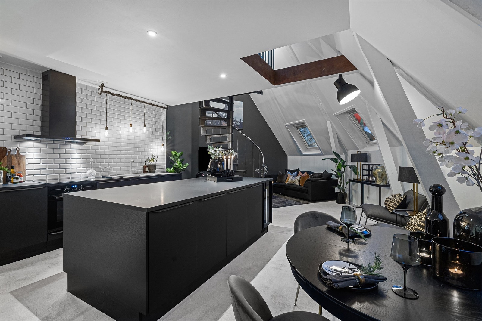 Her har nåværende eier også benyttet langbord med plass til 10 gjester Galleribilde