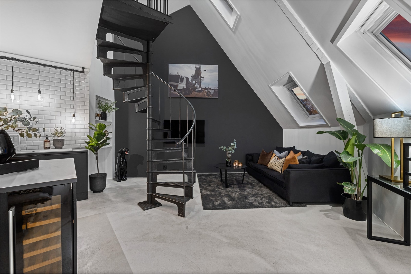 Alle vegg- og takoverflater ble malt i oktober 2021 Galleribilde