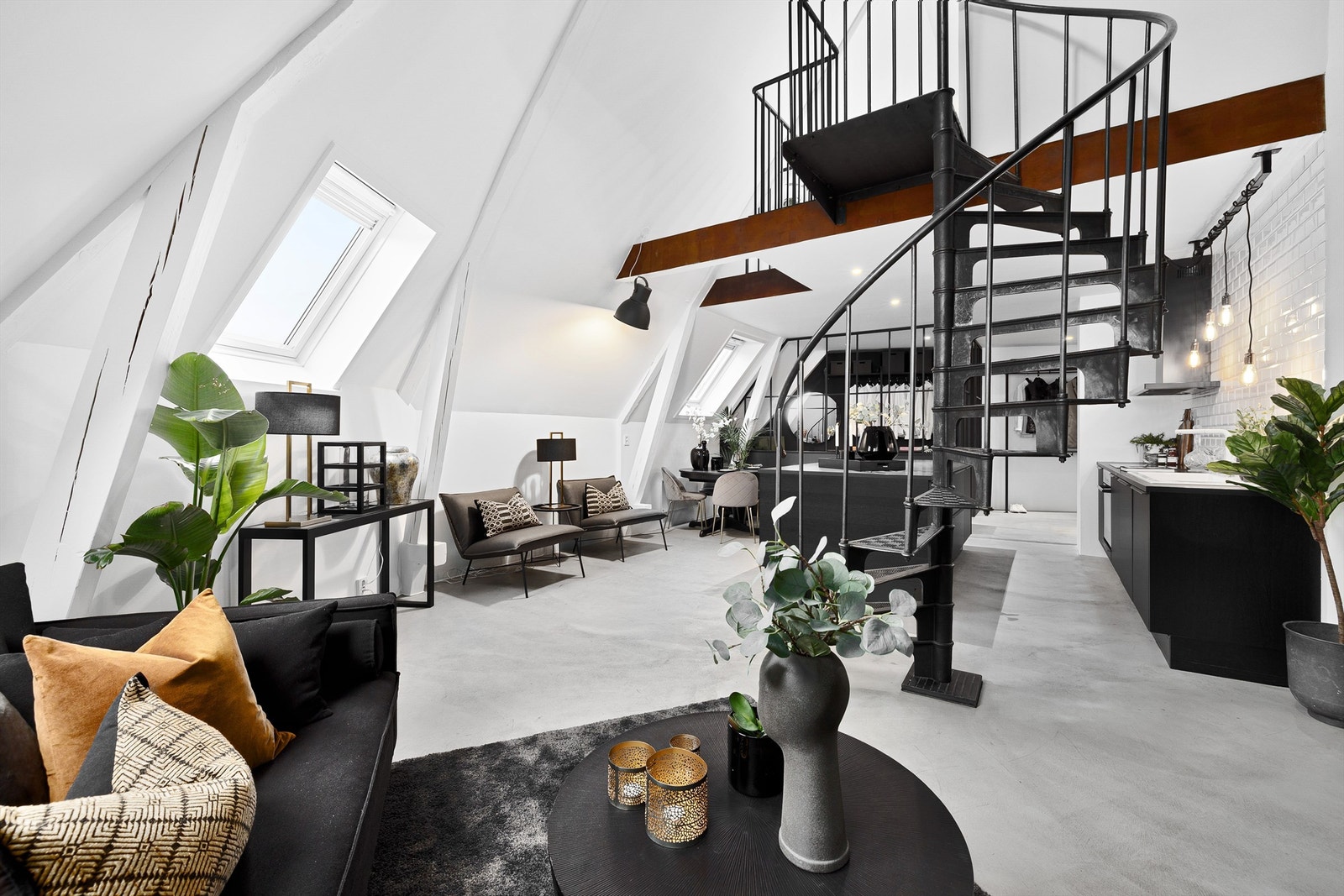 Her bor du på toppen, skjermet fra gjenboere og fritt utsyn i flere himmelretninger. En perfekt leilighet for deg som er ute etter noe unikt med særpreg! Galleribilde