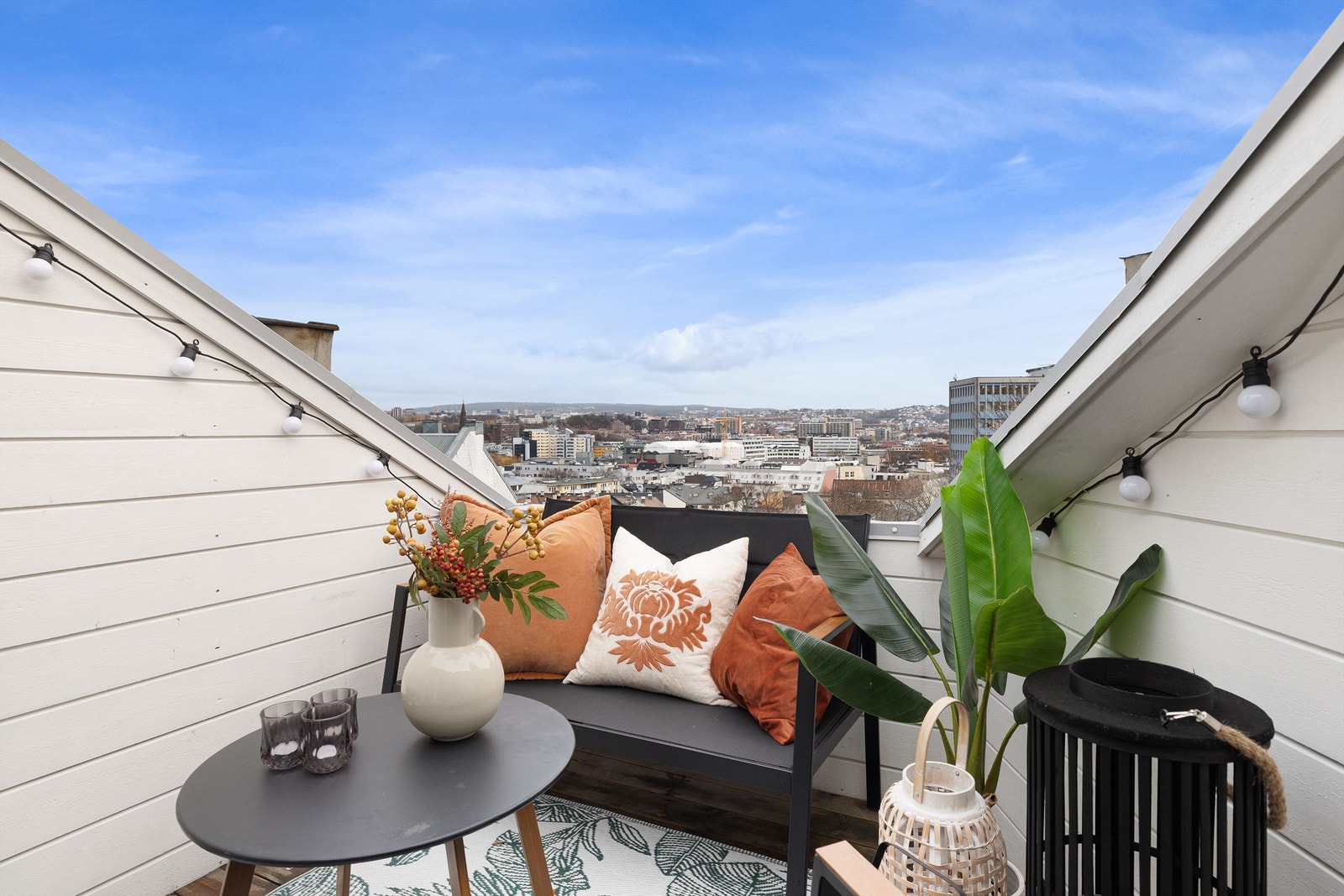 Nyt solen usjenert i byggets toppetasje Galleribilde