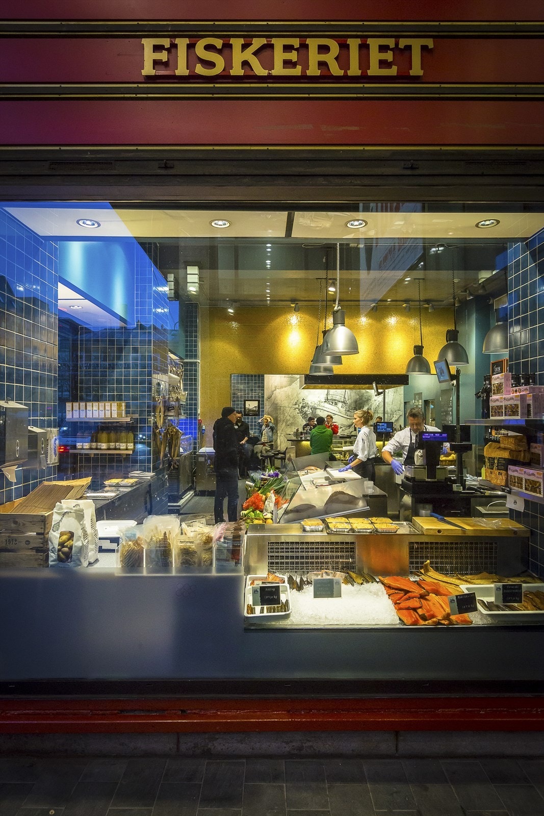 På Fiskeriet Youngstorget finner du en av Oslos beste fiskebutikker. Fra den lekre disken får du villfanget fisk og skalldyr av ypperste kvalitet fra dyktige, serviceinnstilte medarbeidere med lidenskap for faget. Galleribilde
