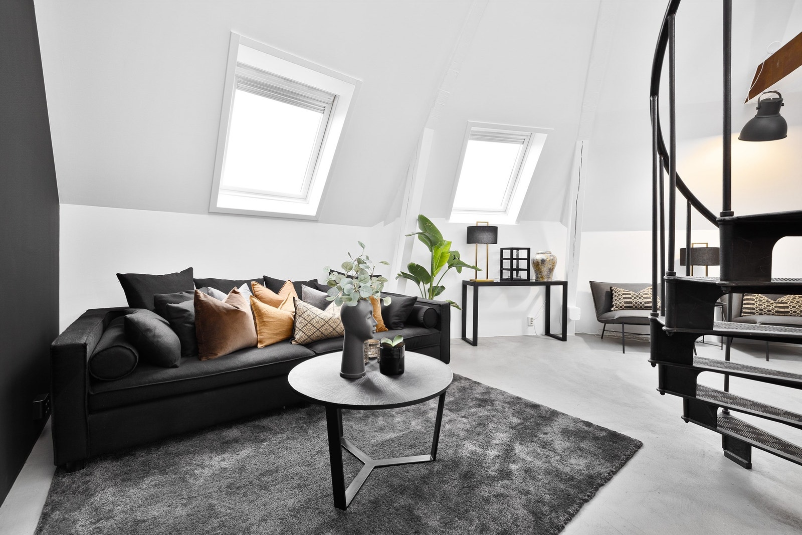 Leiligheten kan by på en romslig garderobe, tidløst baderom, kjøkken og stue med hele 5,13 meter under taket på det høyeste. Videre fører spiraltrappen deg videre opp til soverom og privat takterrasse Galleribilde