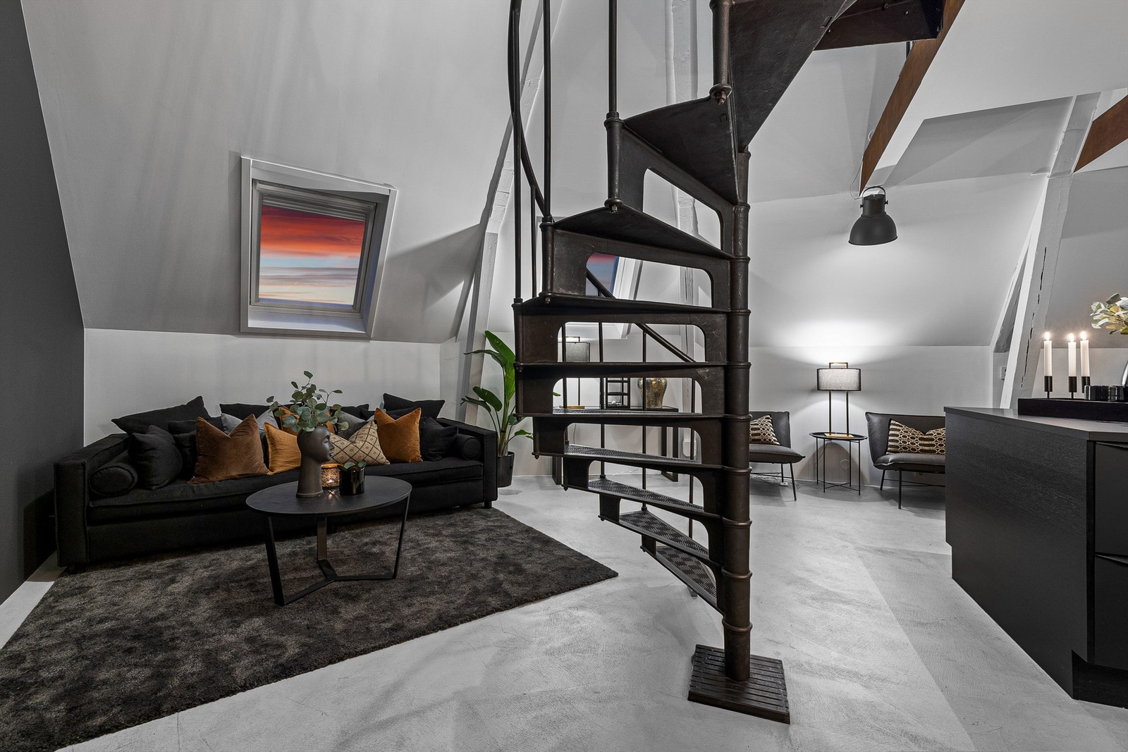 Romslig stuedel med god plass til sofamøblement og naturlig plass til TV Galleribilde