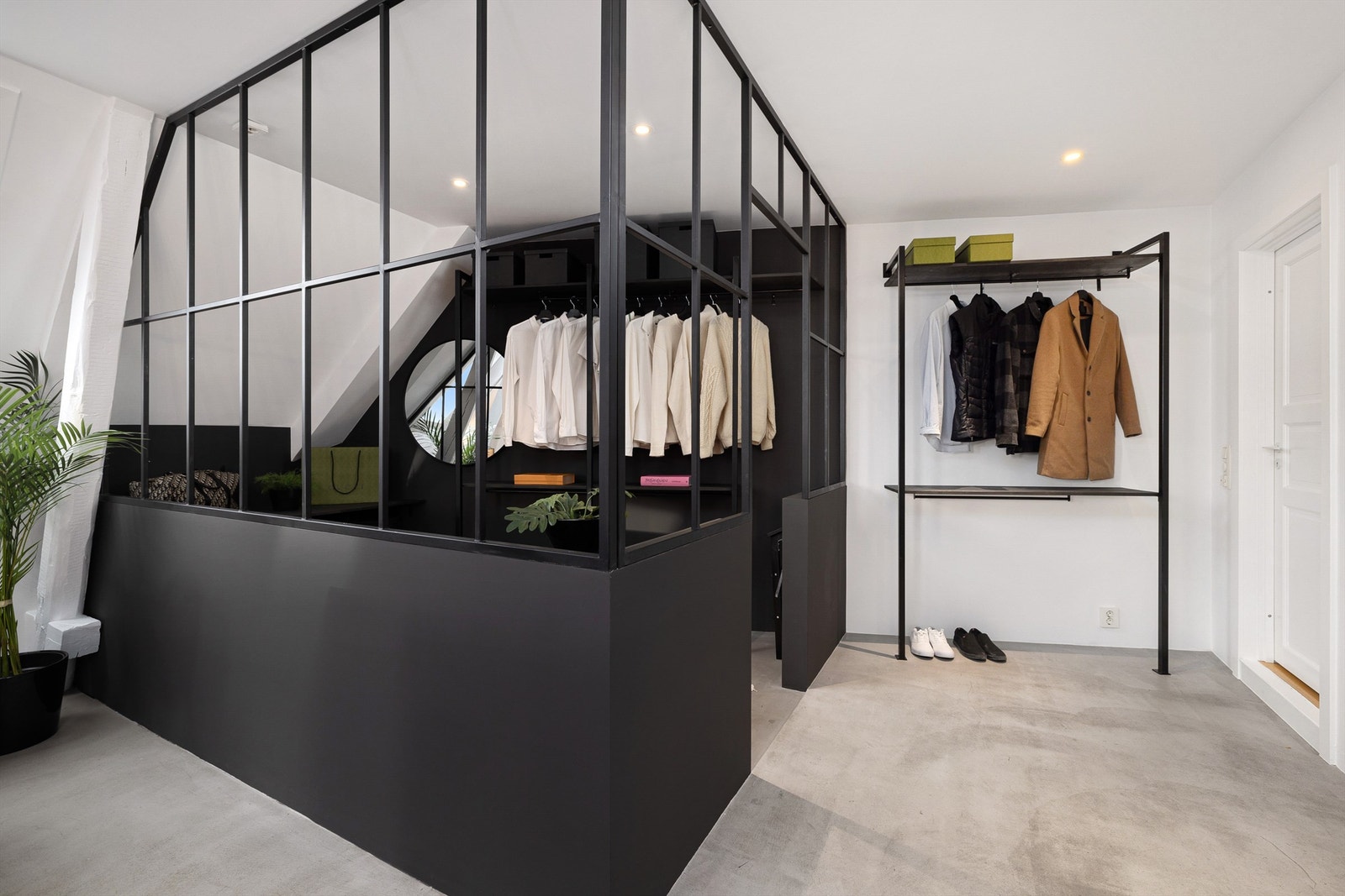 Romslig entré Galleribilde