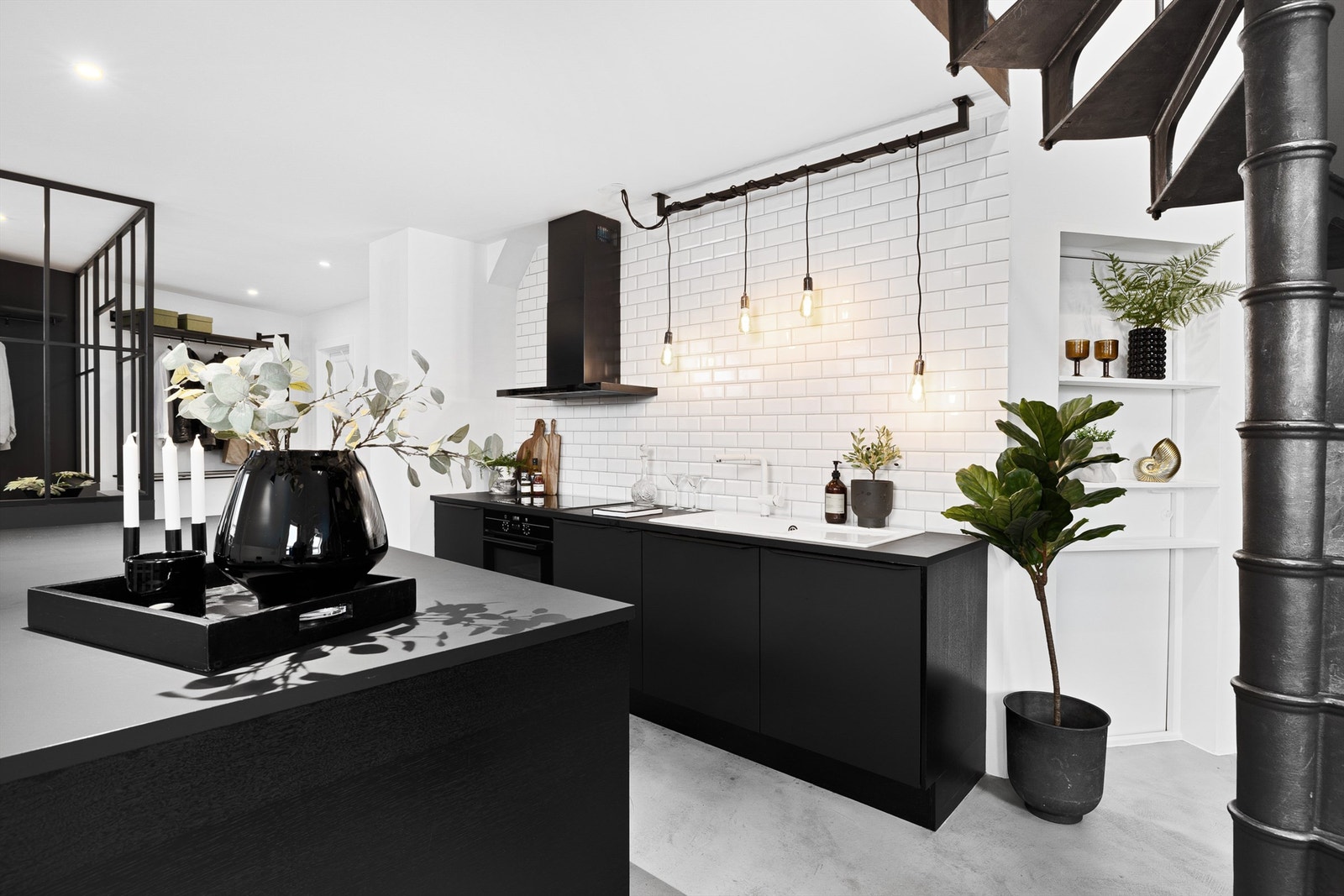 Flislagt vegg og belysning over benkeplate Galleribilde