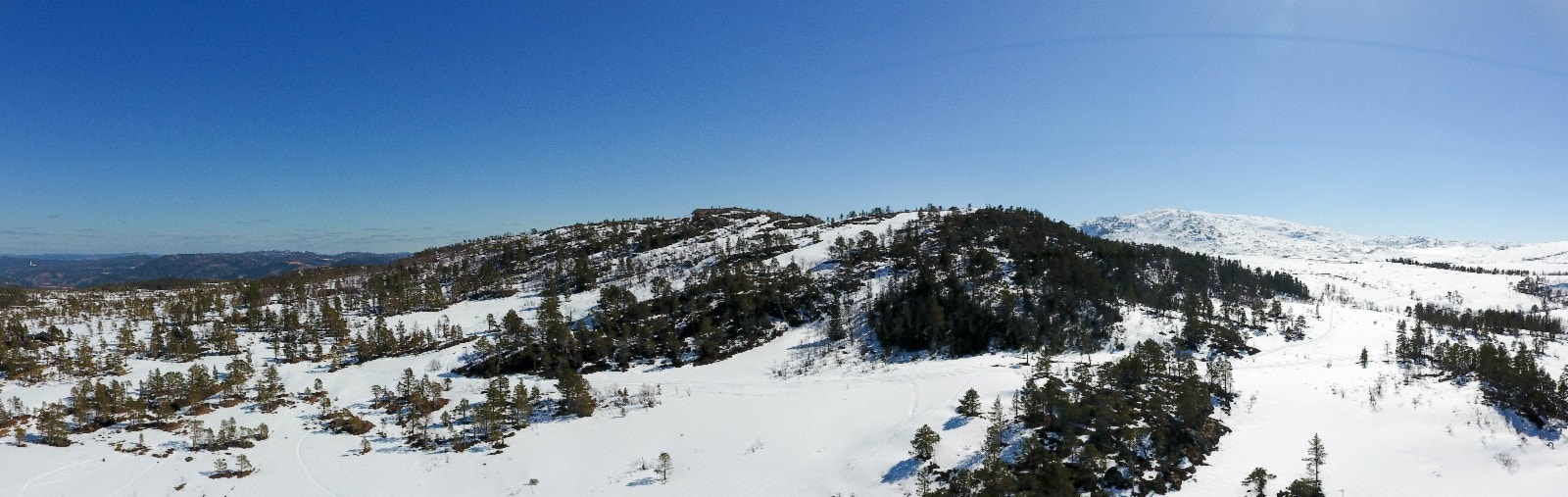 Tomtene er sjøleiertomter på inntil 1500 kvm. og ligger på fra 275 moh. til 561 moh. Galleribilde