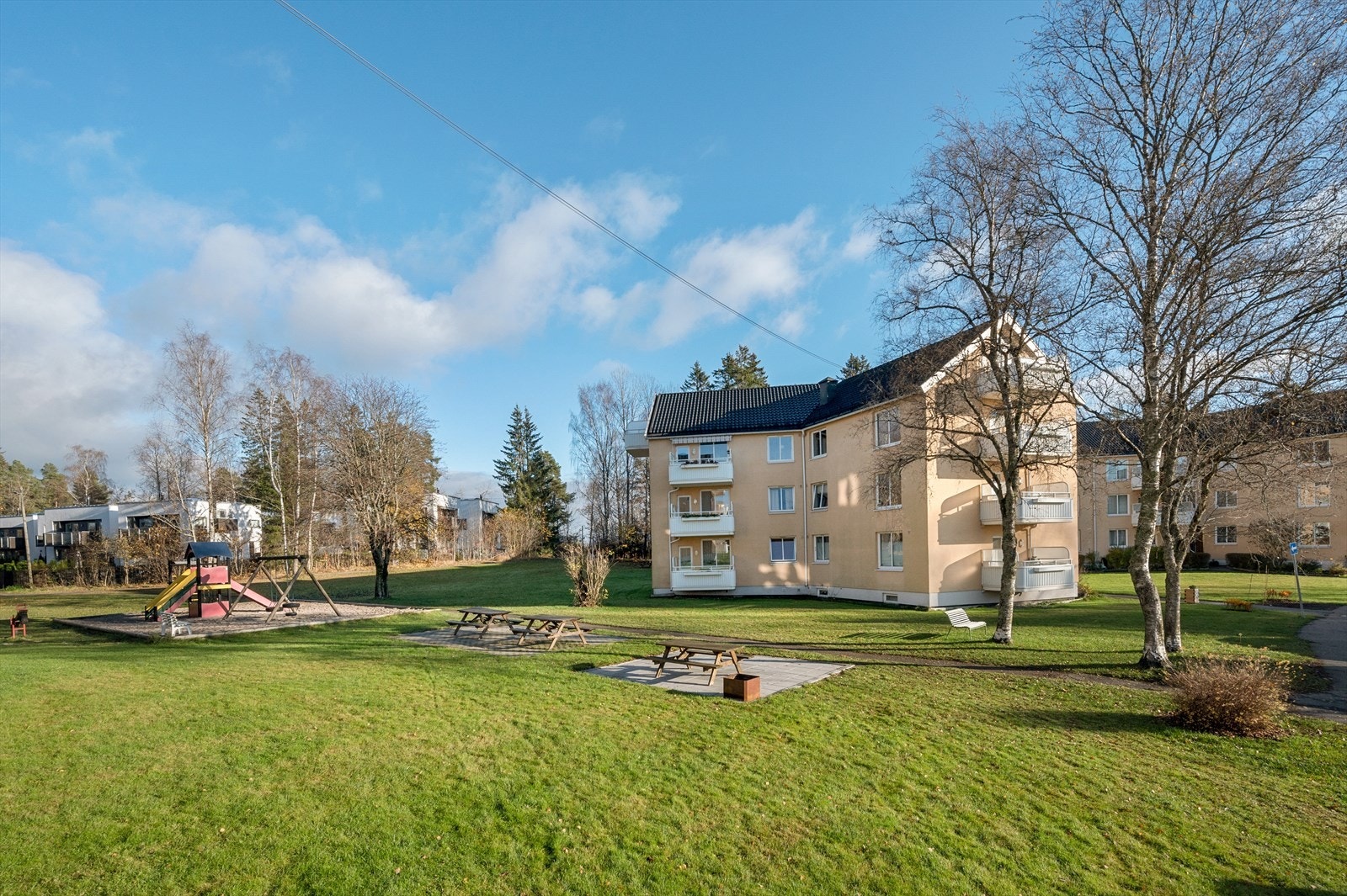 Fasade og hyggelige sittegrupper Galleribilde