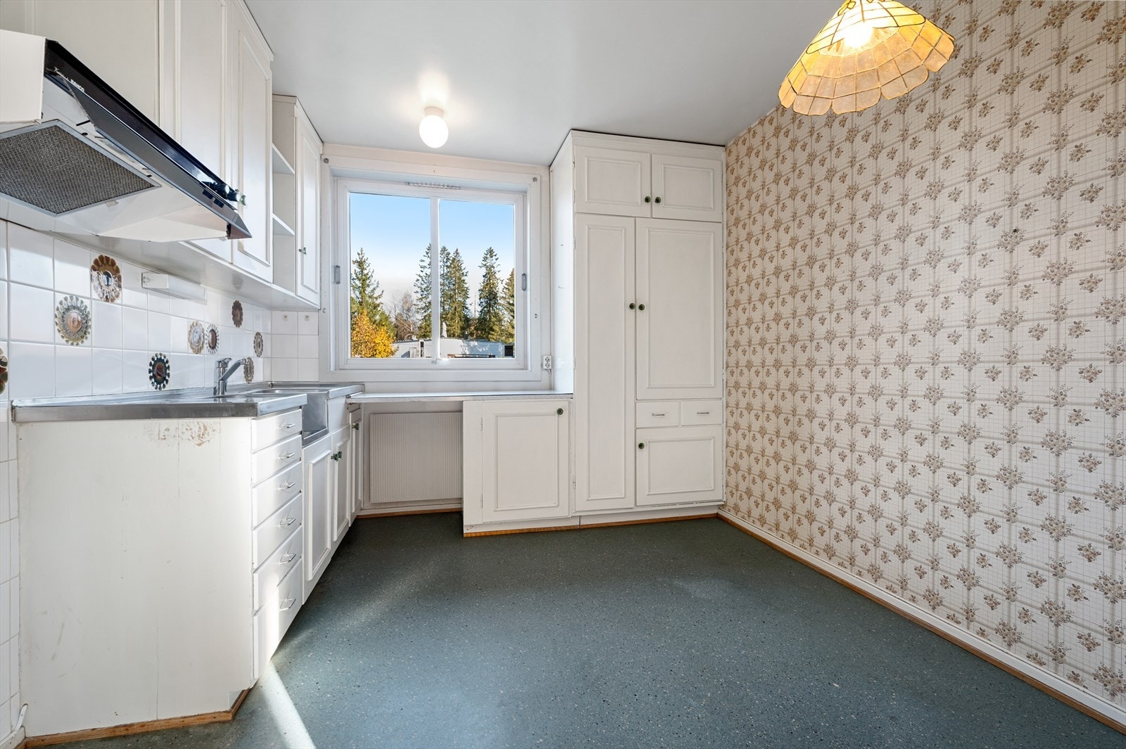 Eldre kjøkkeninnredning i separat rom Galleribilde