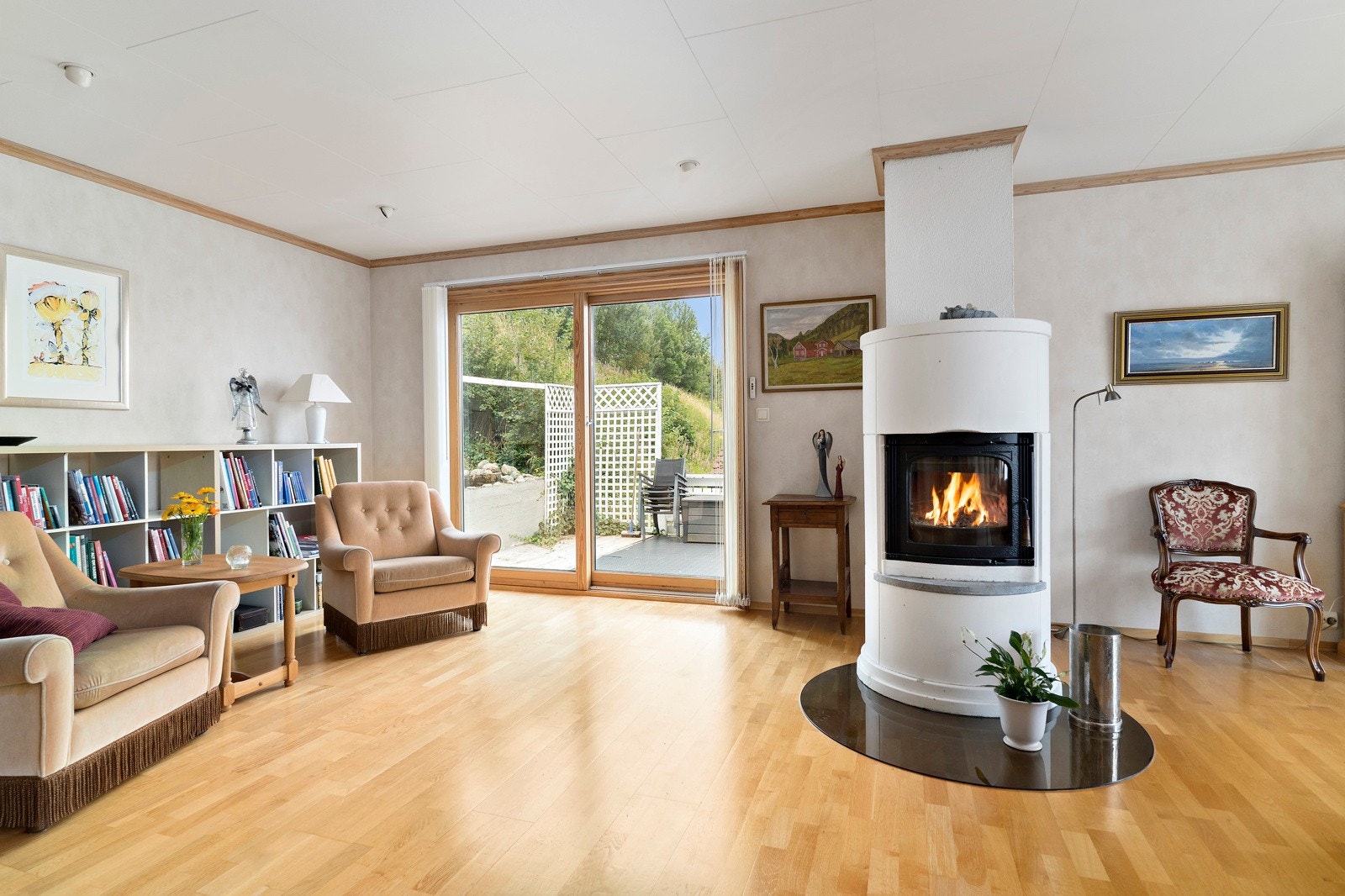 Herlig peisovn som varmer godt opp i boligen, samt varmepumpe og ellers elektrisk til oppvarming. Utgang til terrasse. Galleribilde