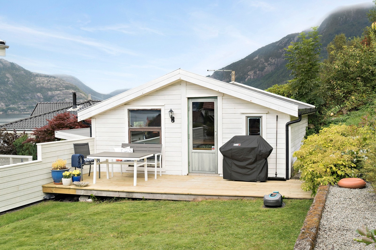 Kjekk hagestue i enden på tomten, som er et flott samlingssted for store og små. Galleribilde