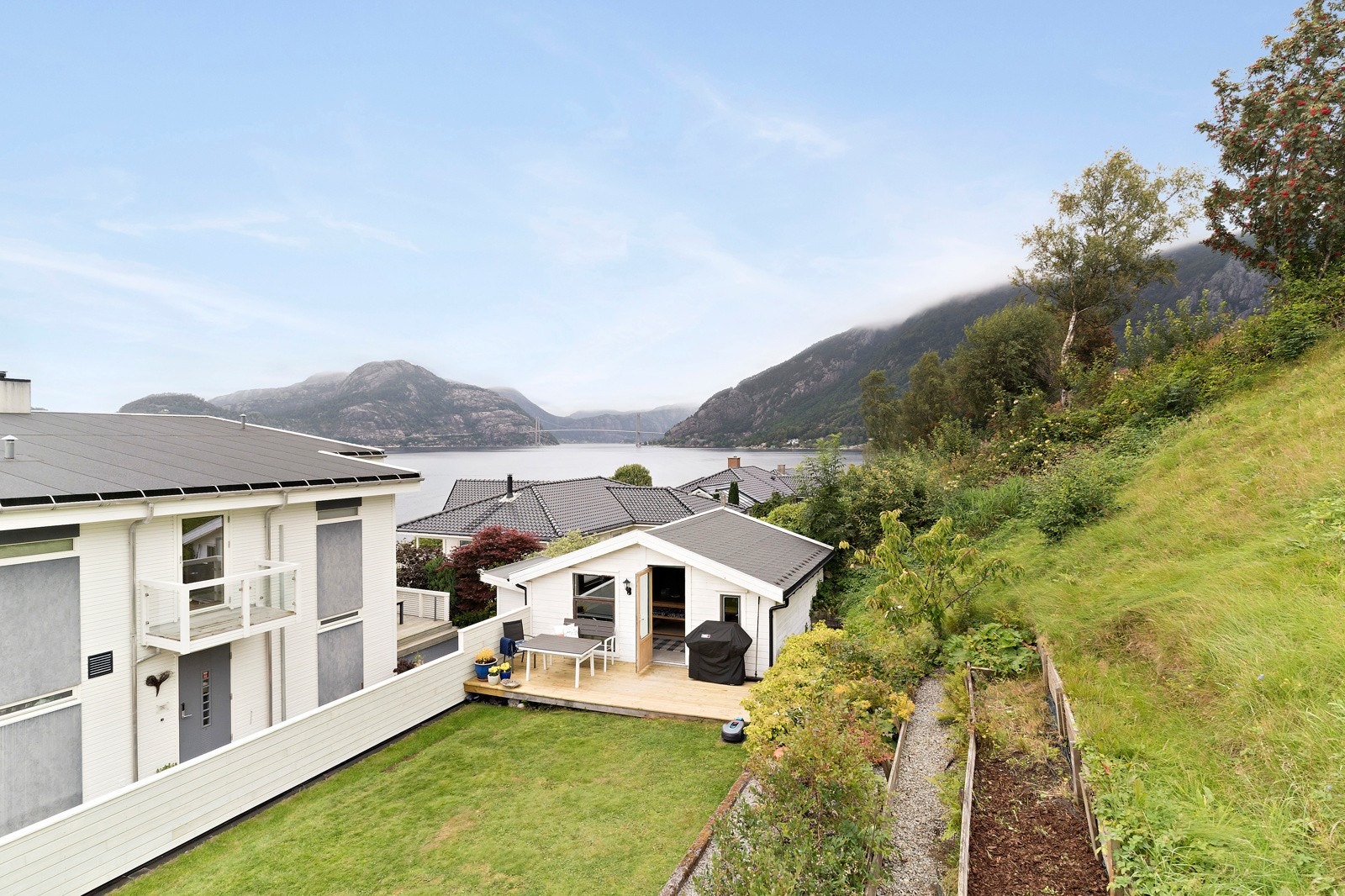 Gjerde mot nabo og terrasseplatting er ny sommer 2021. Galleribilde