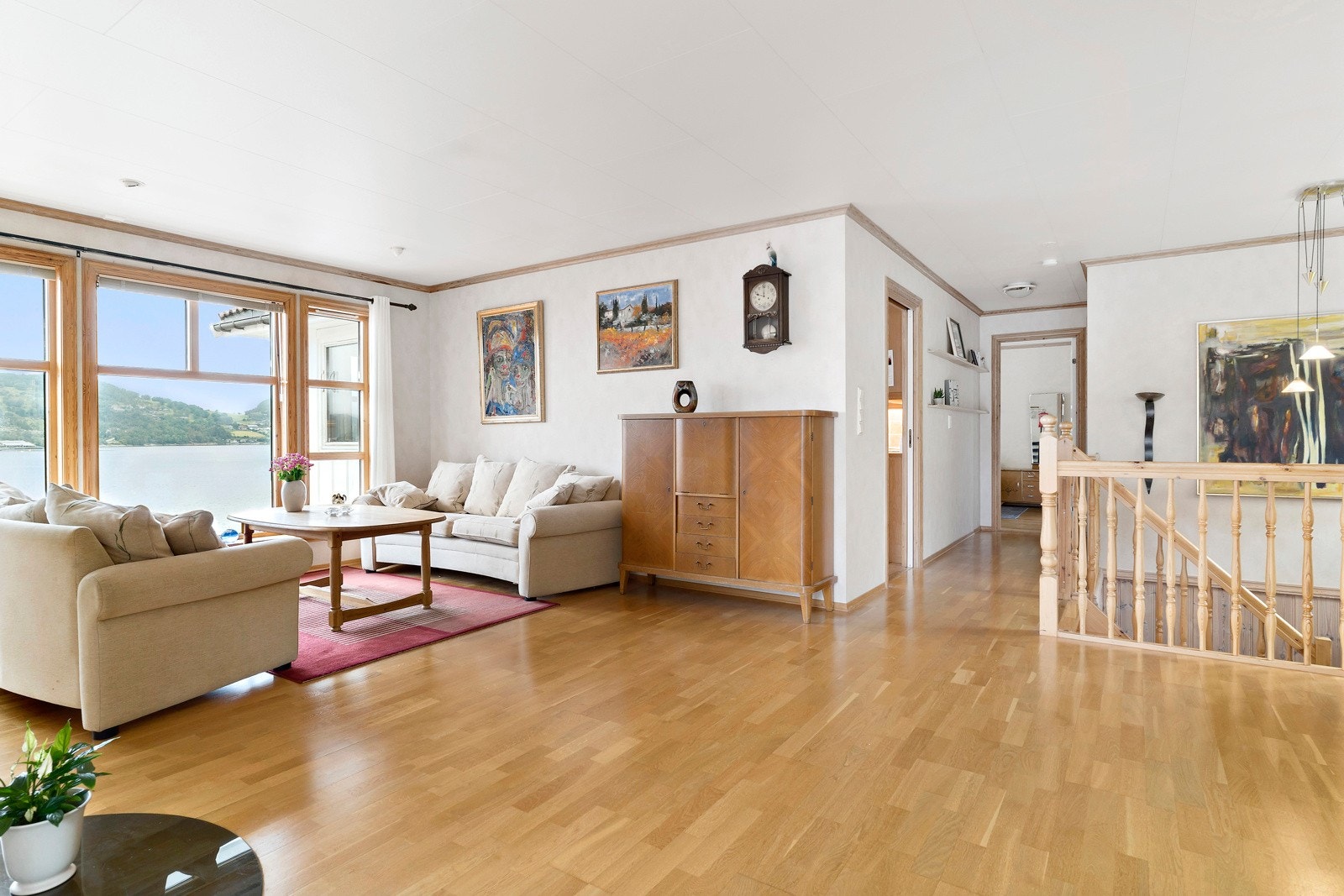 Stor og romslig stue med god plass til flere sofagrupper/ spisebord/lesekrok. Galleribilde