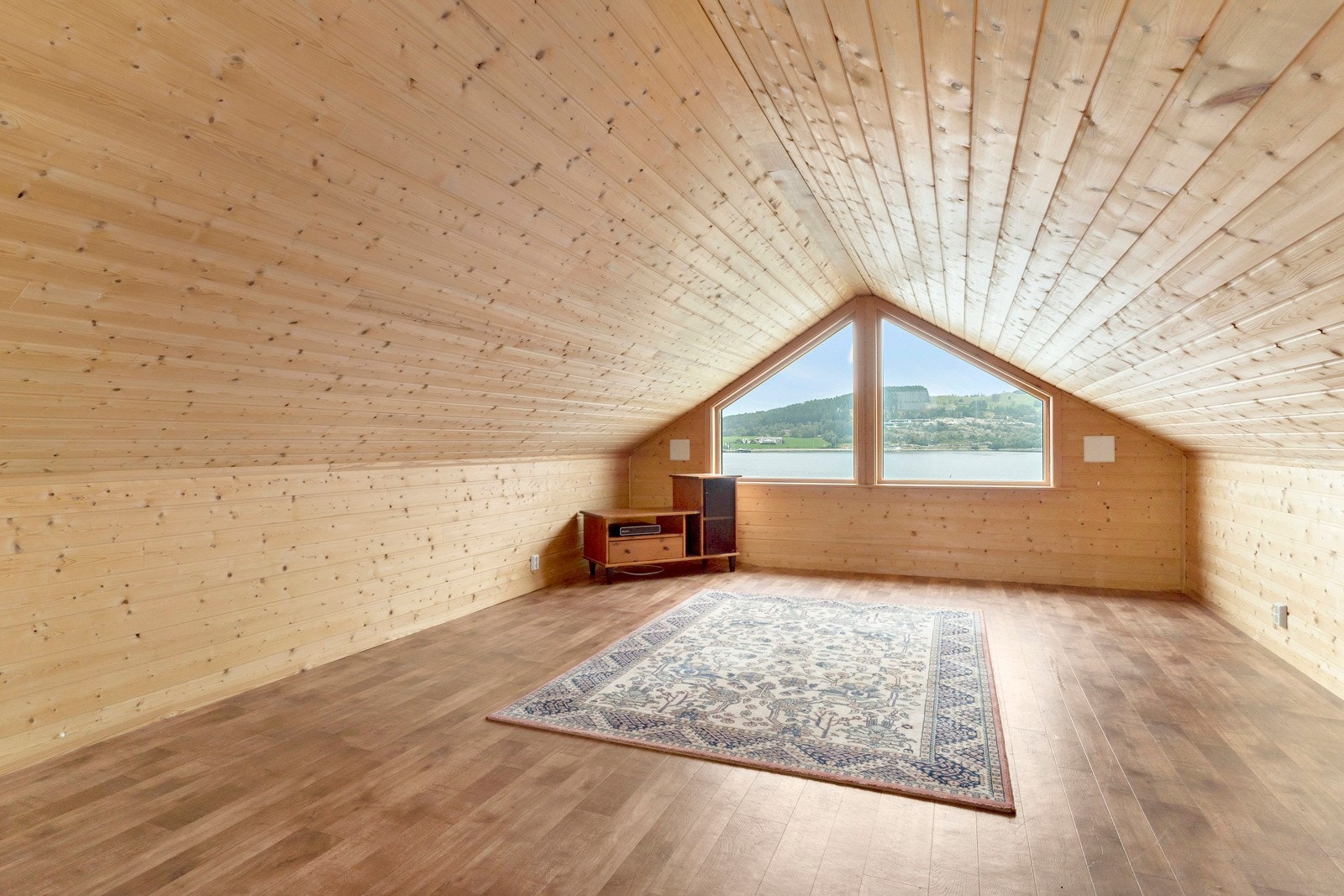 Loft på garasje. Galleribilde