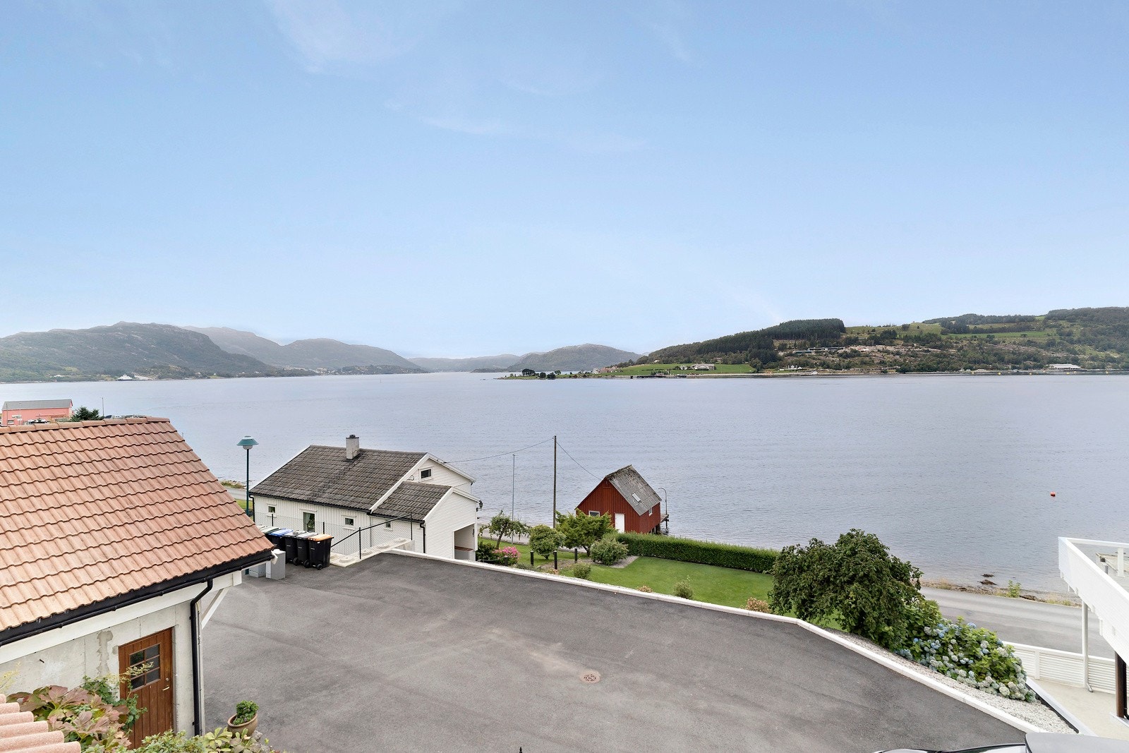Eiendommen har utsikt utover både Høgsfjord og Lysefjorden, og har solen til den går ned langt på kveld. Galleribilde