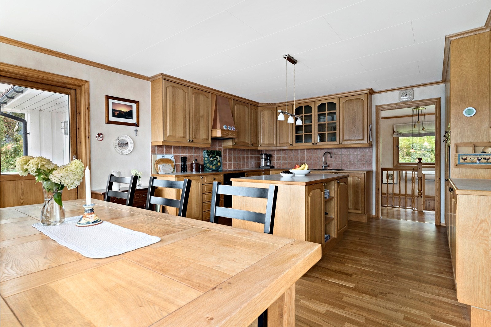 Romslig kjøkken med godt med skap-og benkplass Galleribilde