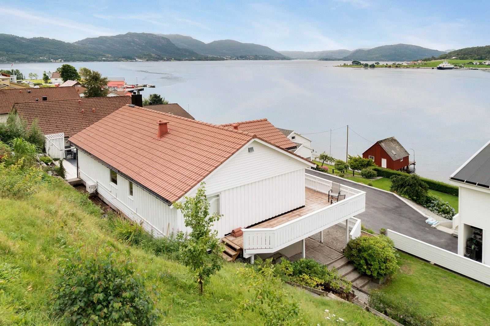 Stor tomt på 1180kvm som tilbyr både hage, hagestue, dobbel garasje, nydelig utsikt og gode solforhold. Galleribilde