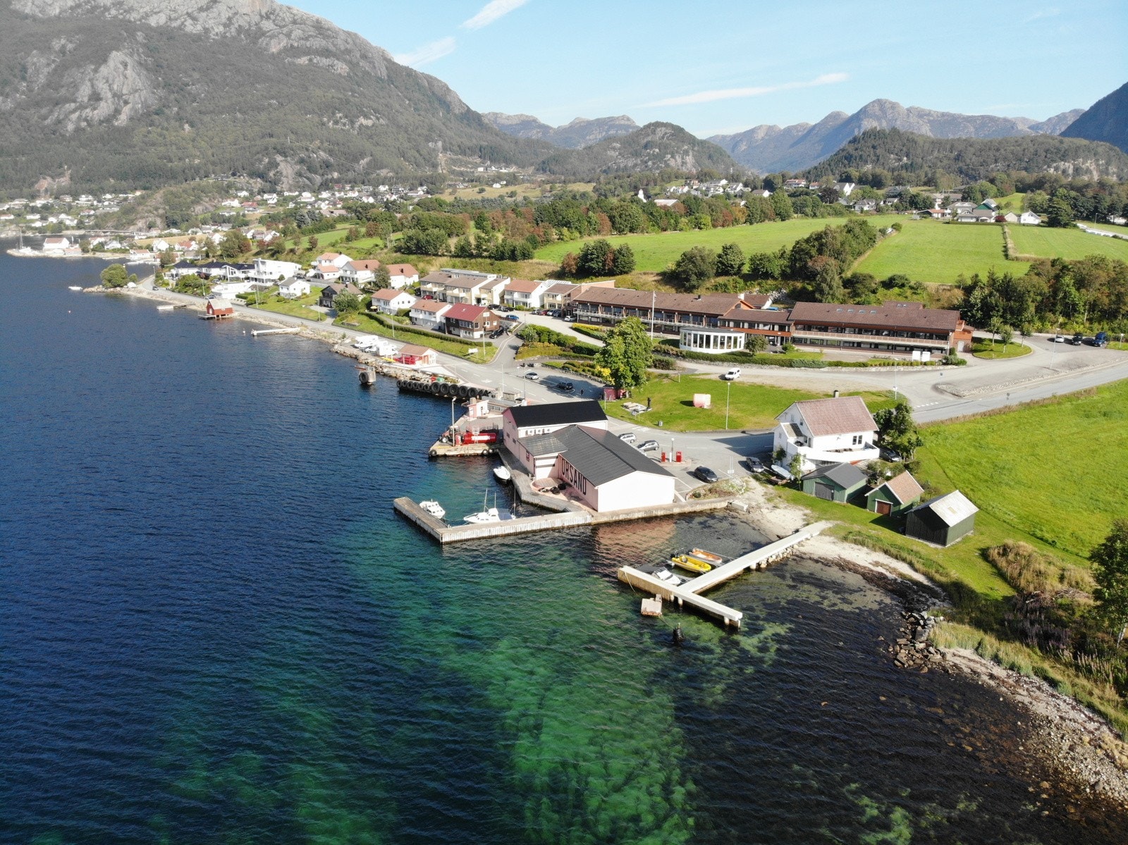 Dronebilde over Coop marked og Forsandheimen. Galleribilde