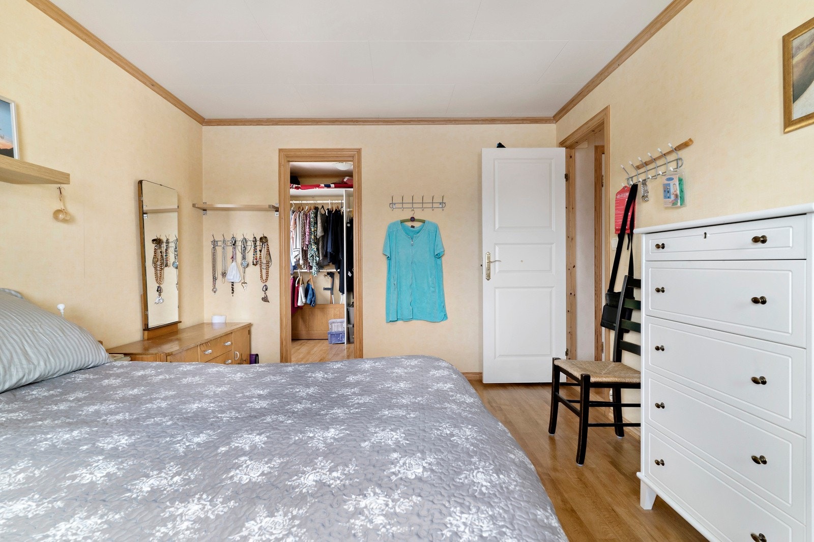 Soverom i hovedetasjen med garderoberom. Galleribilde