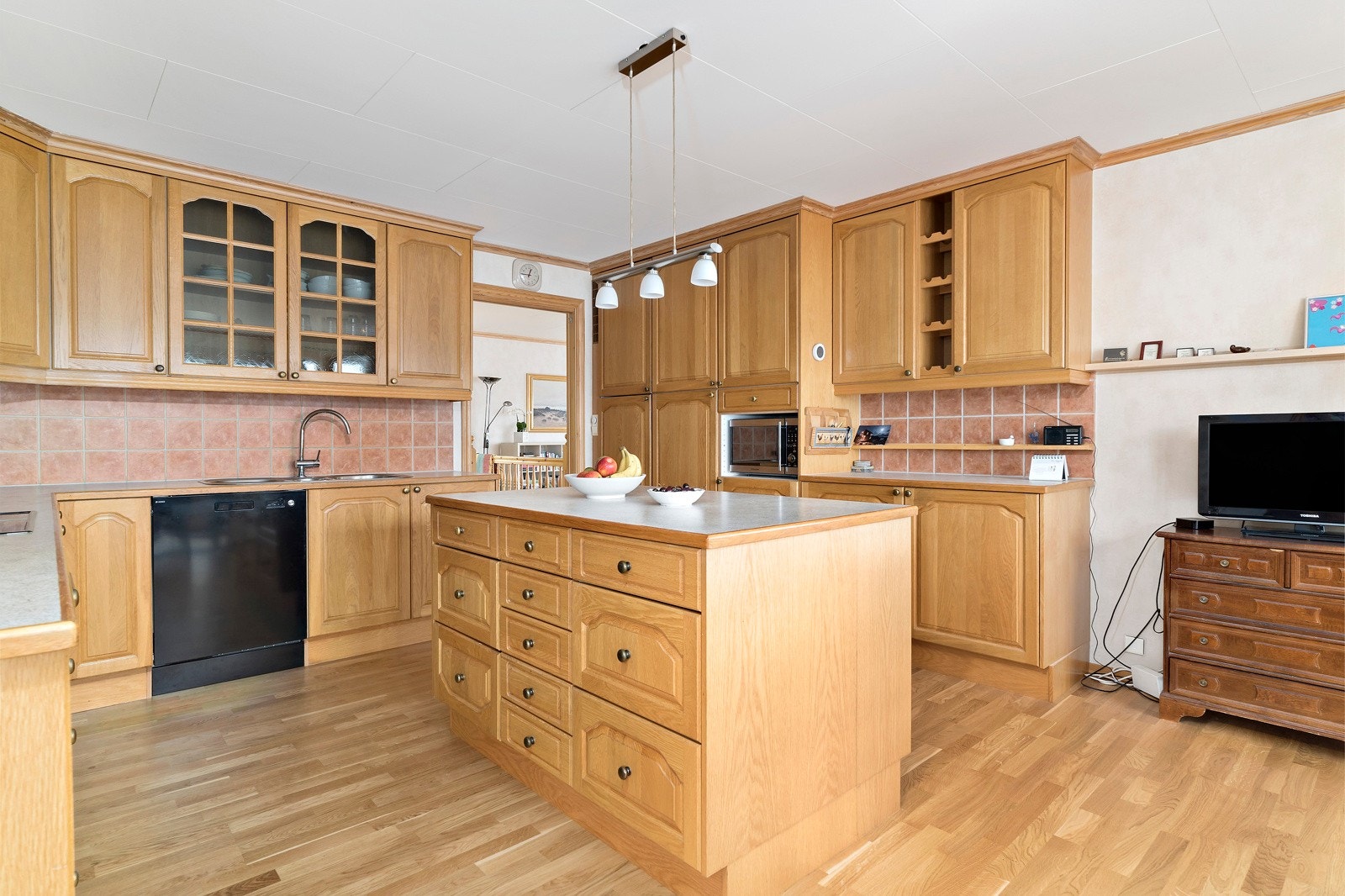 Nytt gulv på kjøkken fra 2021 og ny oppvaskmaskin. Galleribilde