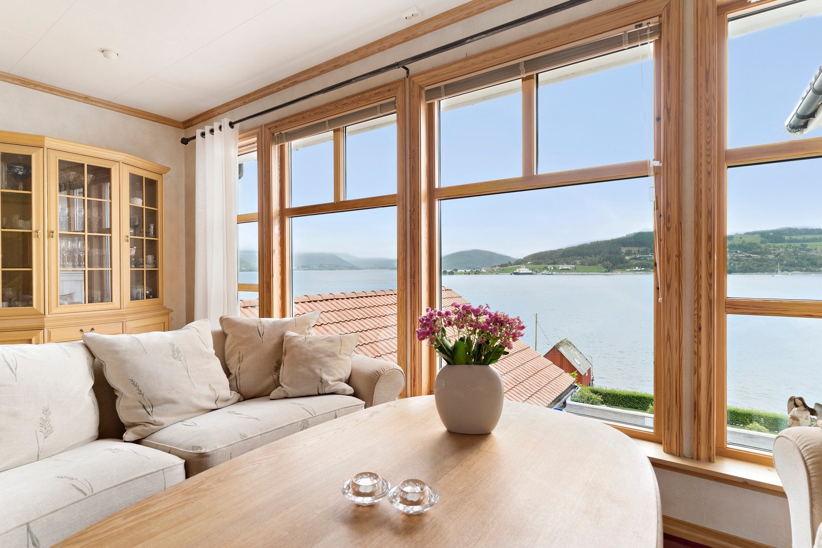 Nydelig utsikt utover Høgsfjord/Lysefjord. Galleribilde