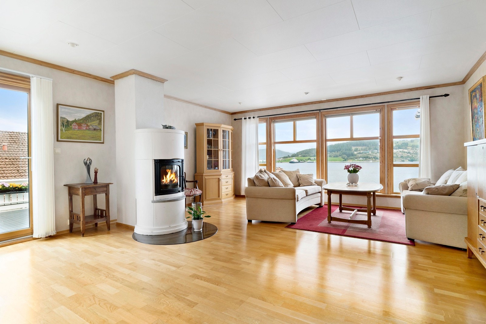 Stuen har store vindusflater som dekker hele sjøsiden, og slipper inn masse naturlig lys og hvor en kan nyte den flotte utsikten, selv når man sitter ned. Galleribilde