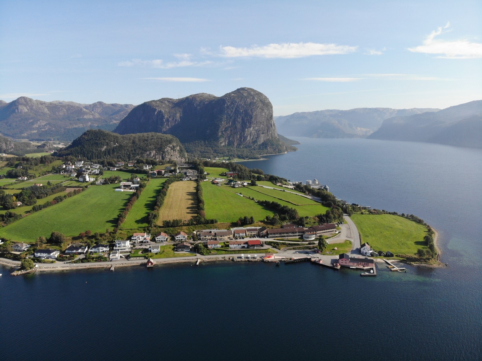 Dronebilde med Uburen i all sin prakt i bakgrunnen. Galleribilde