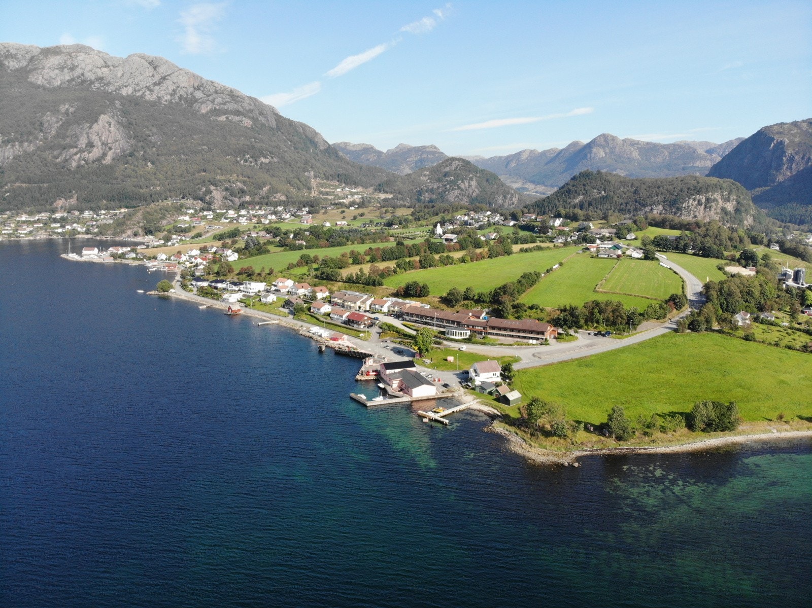 Bygda mellom fjord og mektige fjell formasjoner. Galleribilde