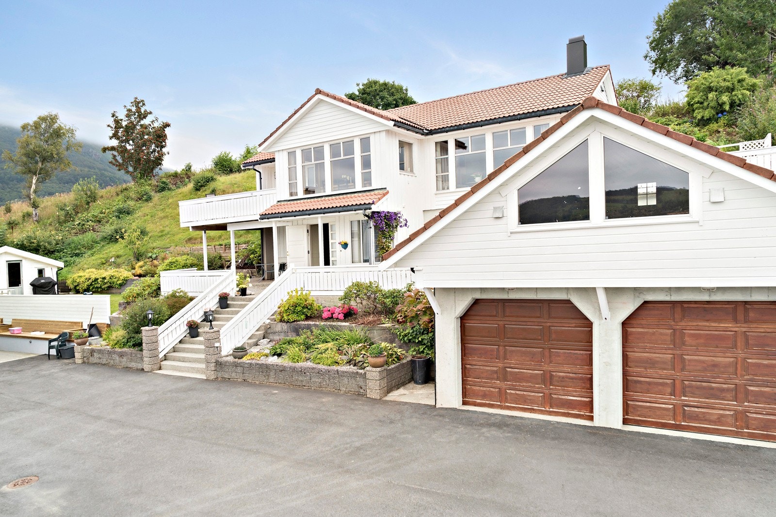 En flott enebolig i sjønne omgivelser. Galleribilde