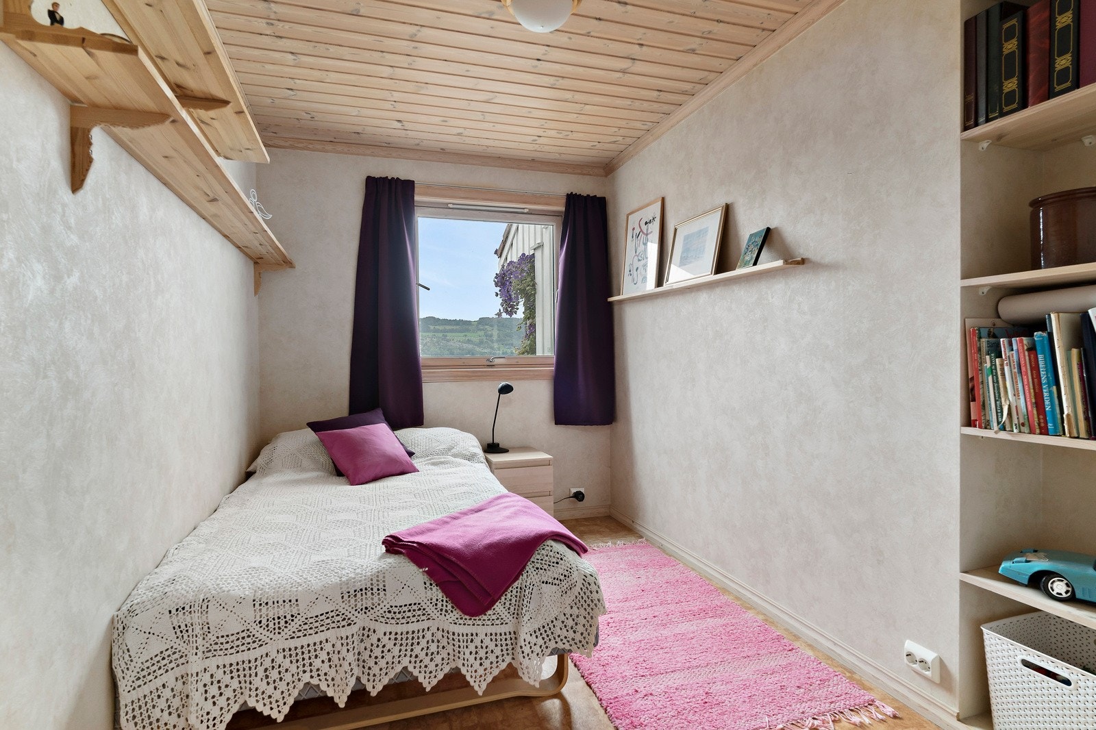 Soverom nr.2. Underetasje. Galleribilde