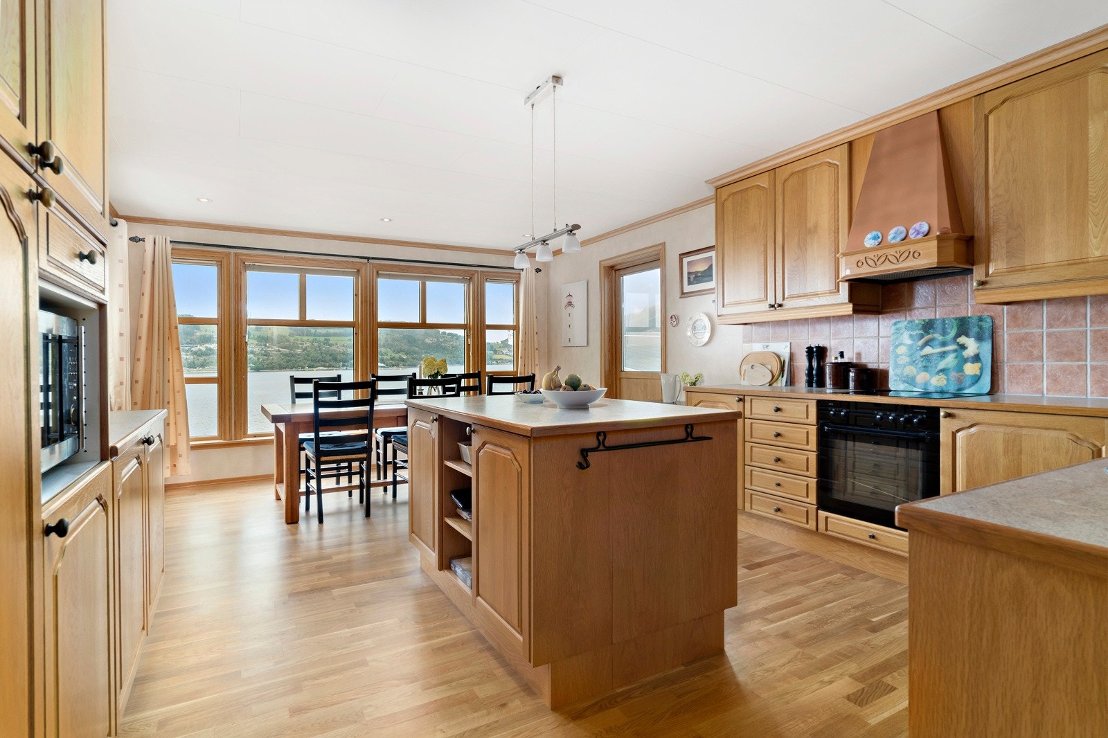 Kjøkken er påbygg fra da boligen ble renovert innvendig i 2001. Galleribilde