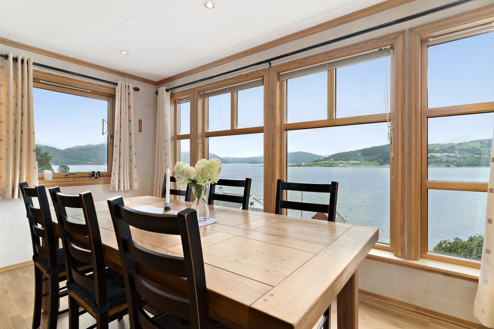 Spisestue med unik utsikt. Galleribilde