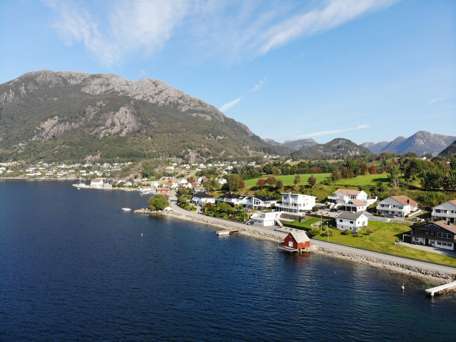Boligen ligger kun et steinkast unna fjorden, hvor det er gode bade og fiskemuligheter. Galleribilde