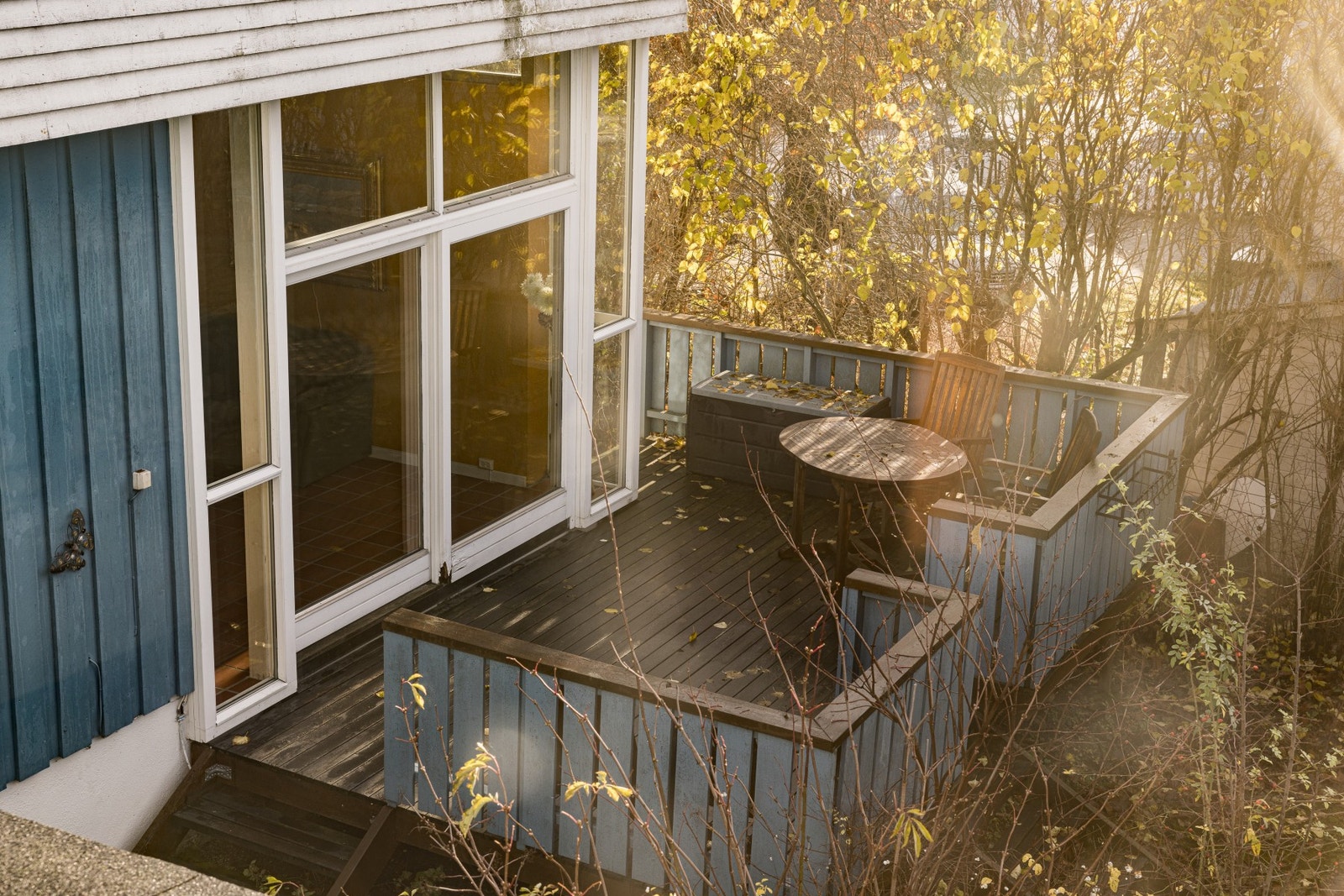 Den nyere boligen fra 1967 er opparbeidet med terrasse. Galleribilde