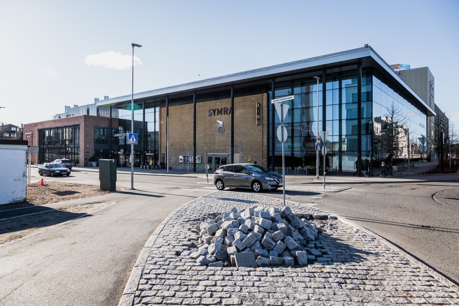 Nærhet til Lambertseter Storsenter med blant annet Symra Kino, Vinmonpolet og Deichmanske Bibliotek m.m. Galleribilde