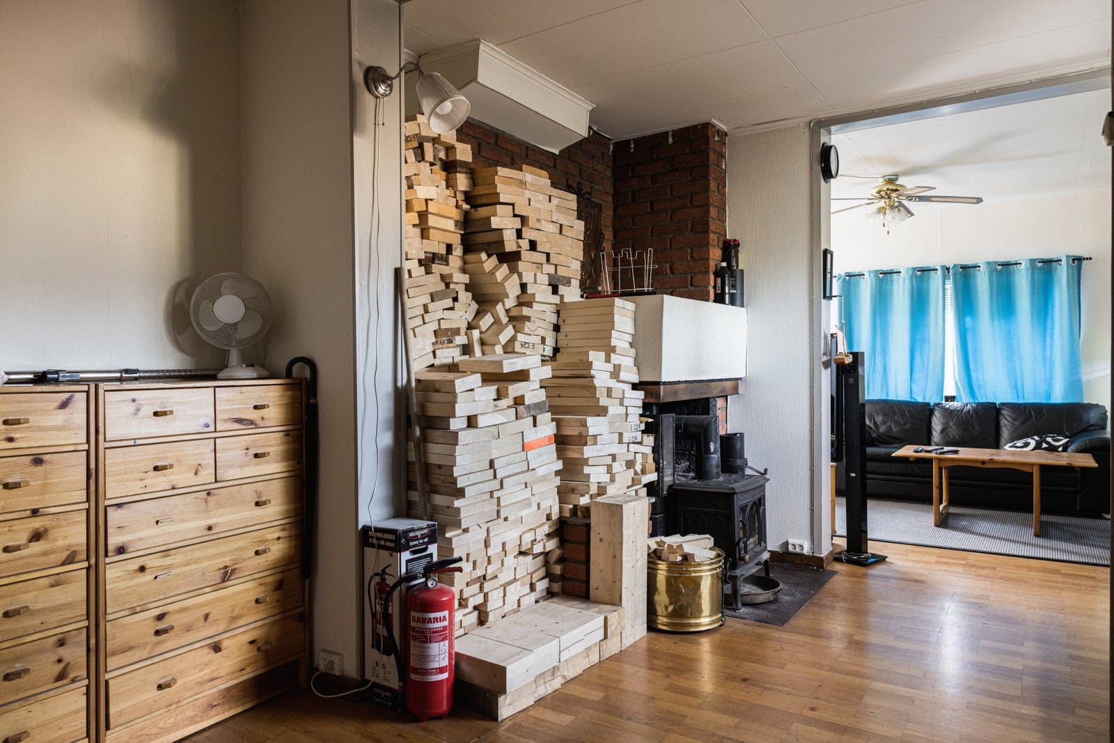 Romslig areal til oppbevaring samt peis. Galleribilde