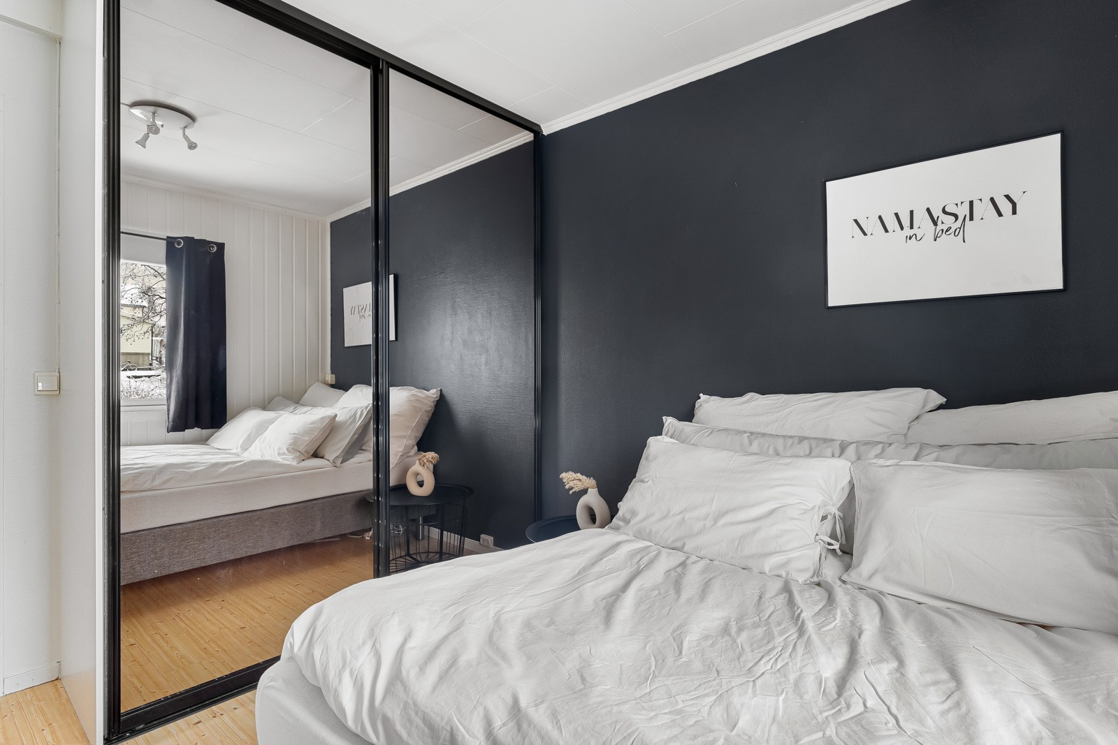 Stor skyvedørsgarderobe med mørke kanter som en kul detalj