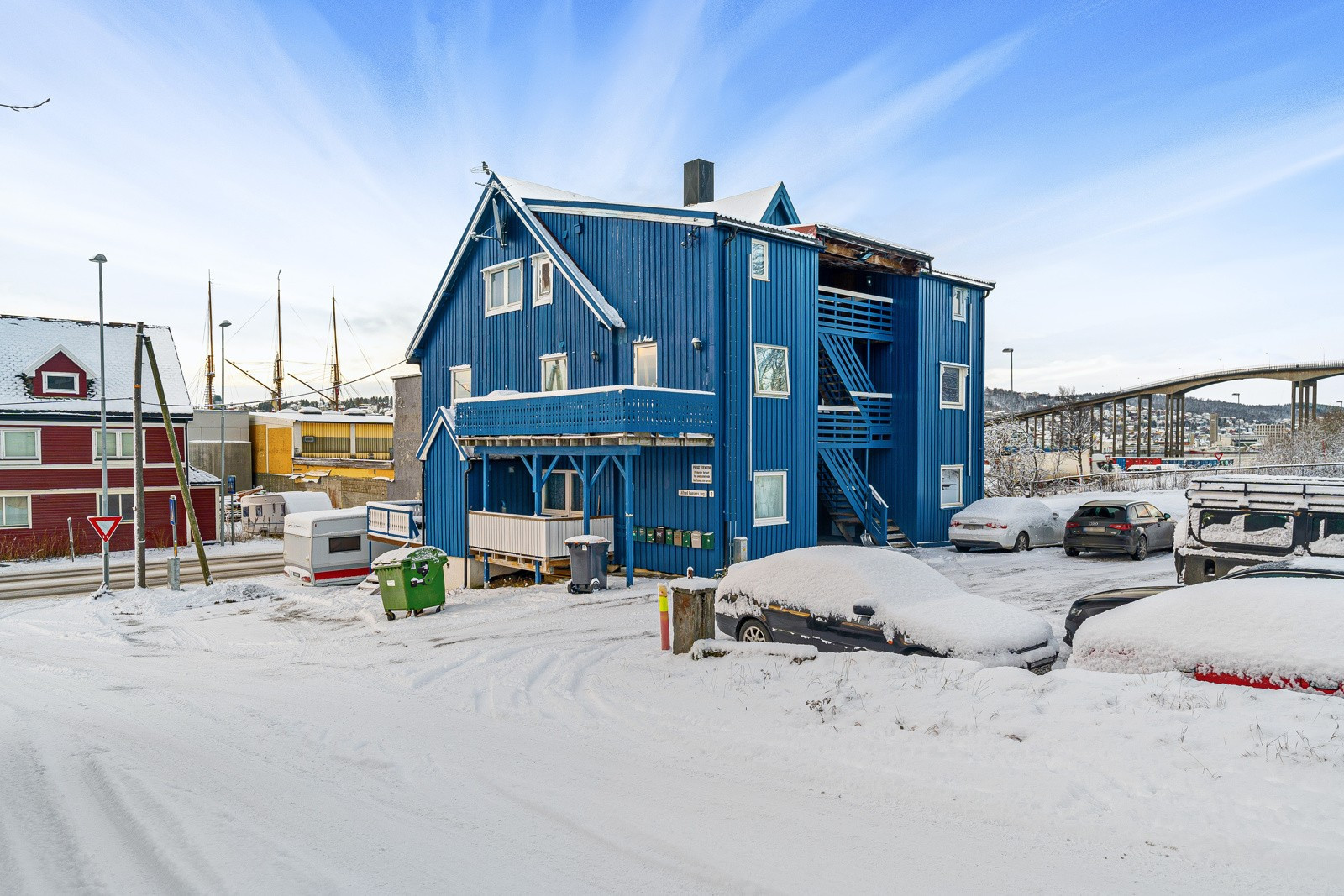 Leiligheten ligger i en flermannsbolig i Tromsdalen. Kort veg til dagligvarehandel, Pyramiden kjøpesenter og kiosk. Utenfor er det parkeringsplass for de som trenger det!