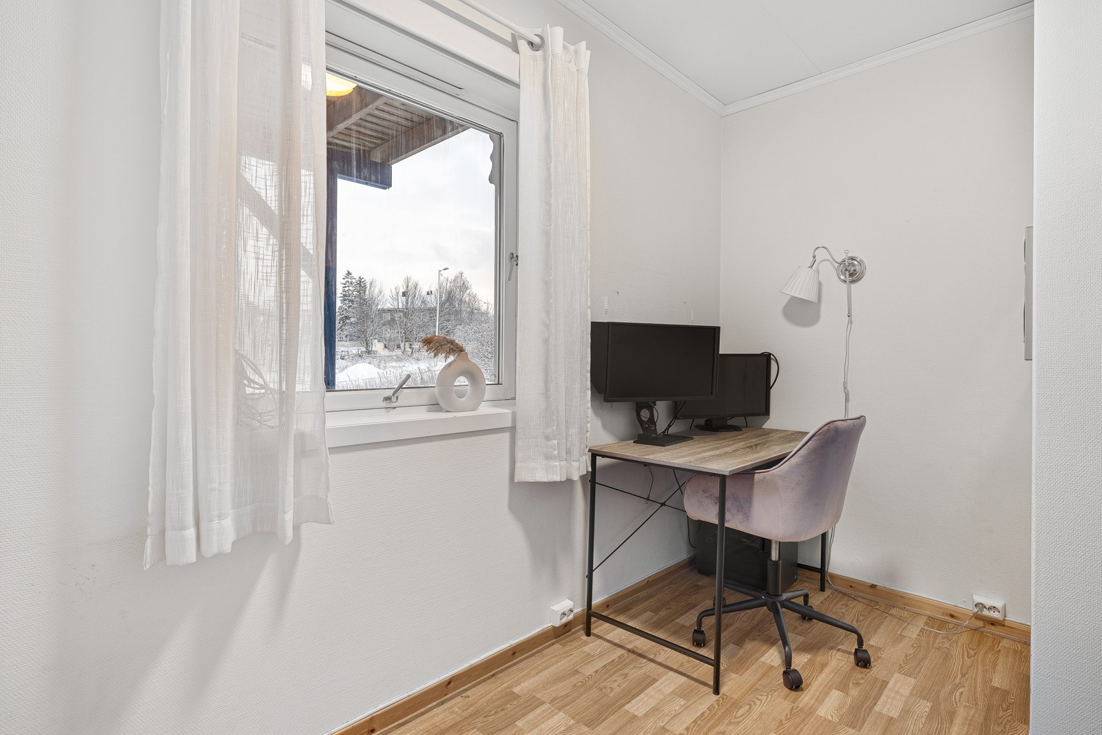 Det andre soverommet er litt mindre enn hovedsoverommet og brukes i dag som kontor. Her er det plass til å sette inn en 1.20 seng slik at du kan ha gjester på besøk