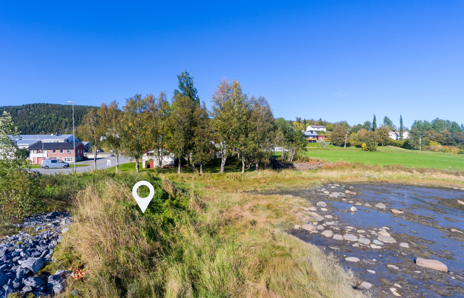 Deler av tomta på 4 365,3 m2 er fylt ut med stein Galleribilde