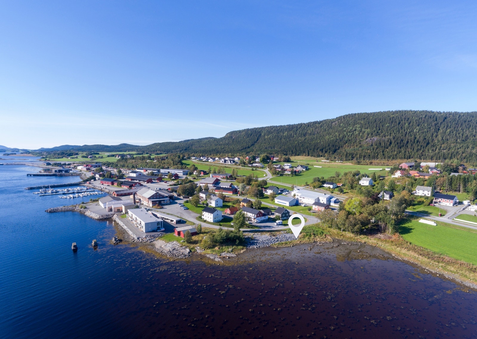 Tomta ligger på Monstad ved det gamle Samvirkelaget hvor det nå er bygd leiligheter Galleribilde
